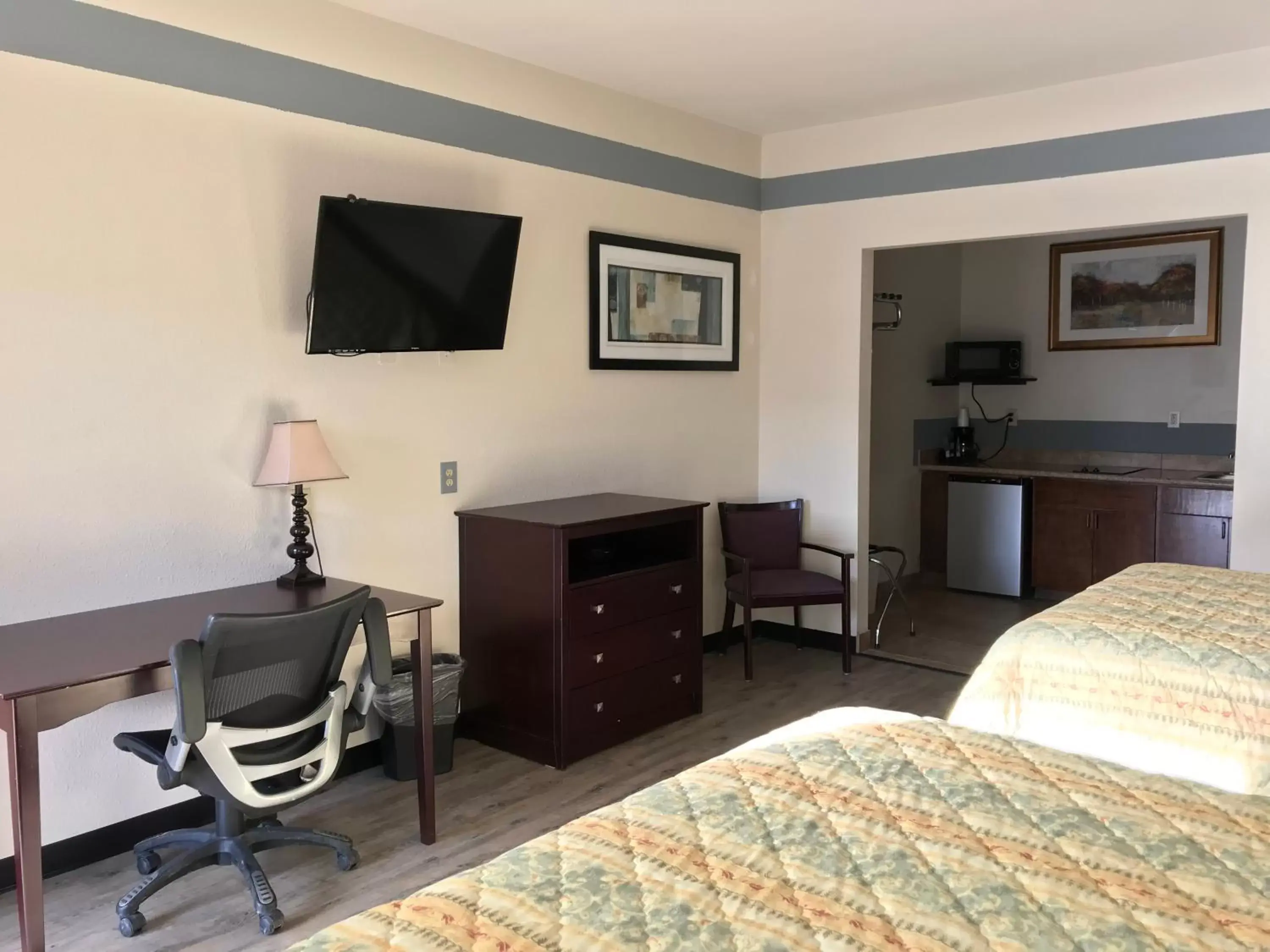 TV and multimedia, TV/Entertainment Center in Big Lake Inn and Suites