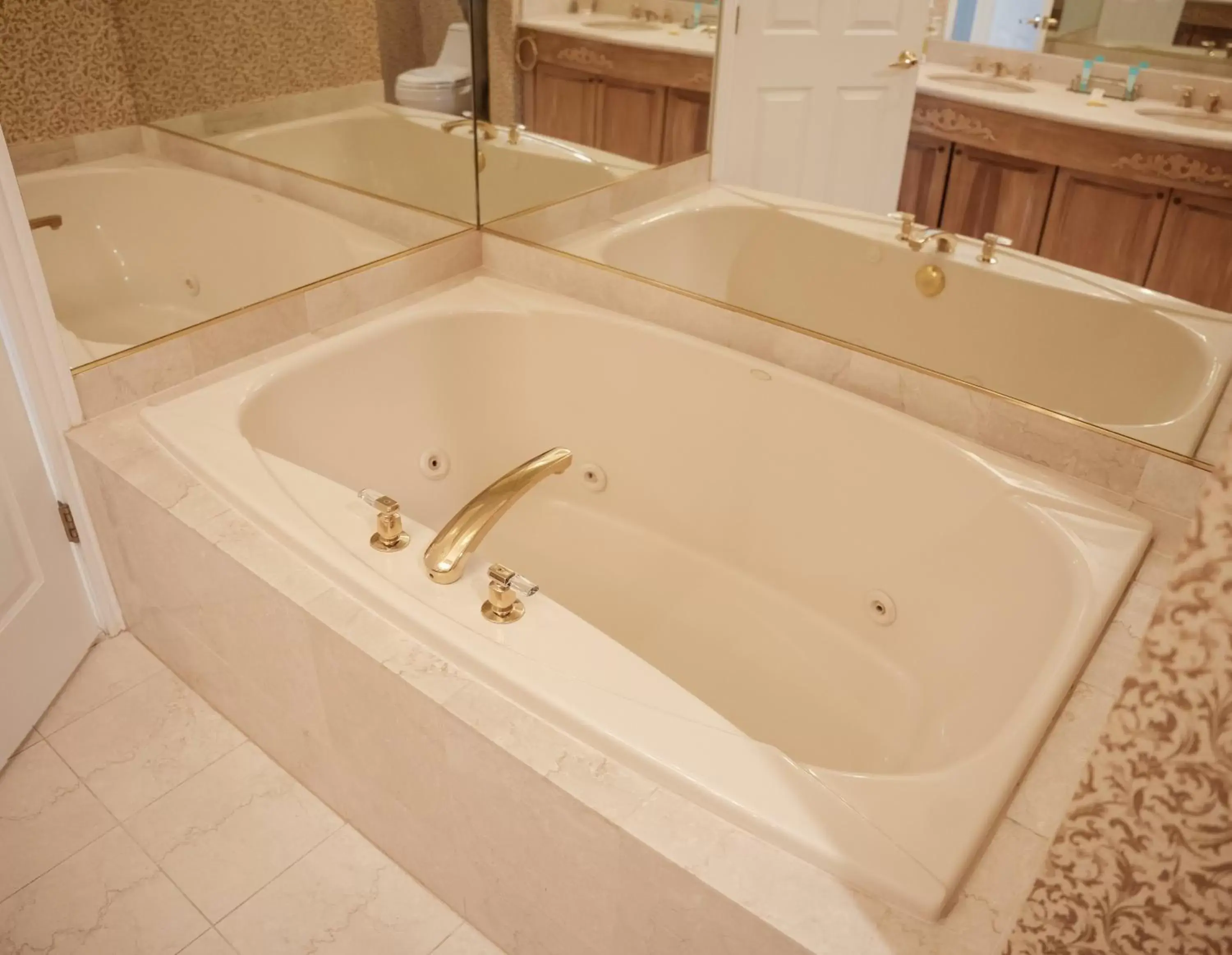 Hot Tub, Bathroom in Phoenix Inn Resort