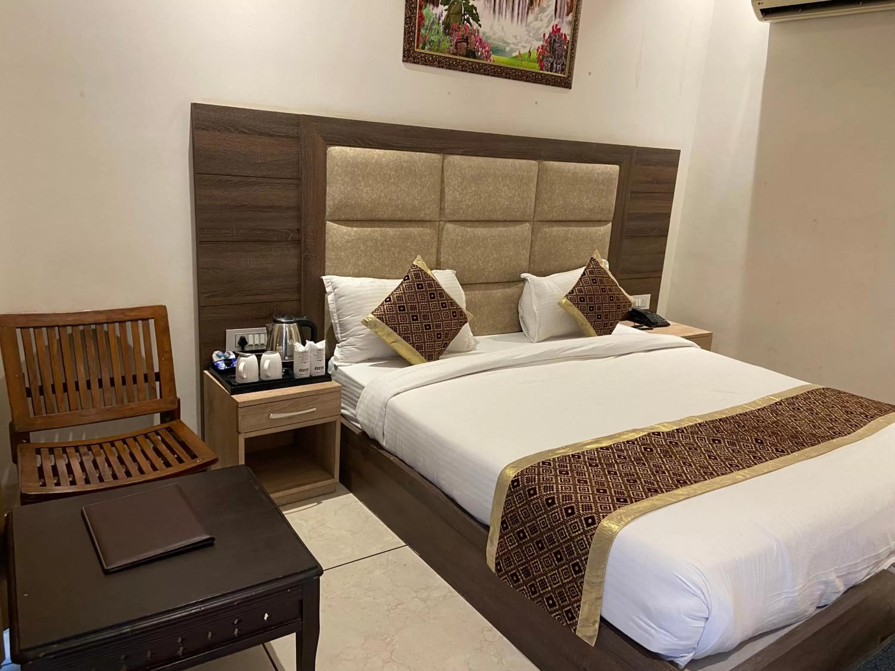 Bedroom, Bed in Hotel Exotic - 5 min walk from Golden Temple