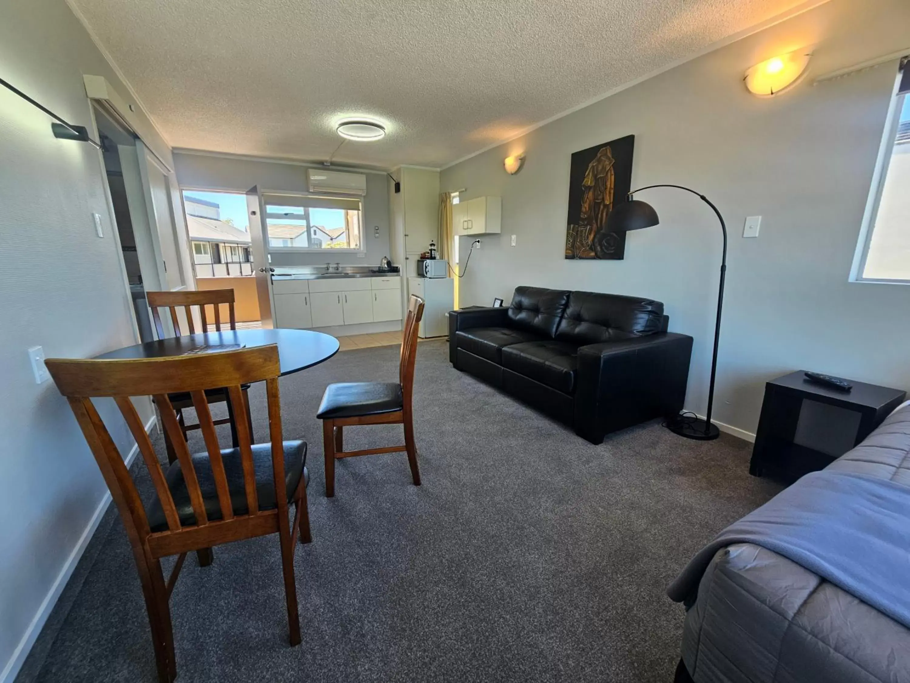 Kitchen or kitchenette, Seating Area in Tui Oaks Motel