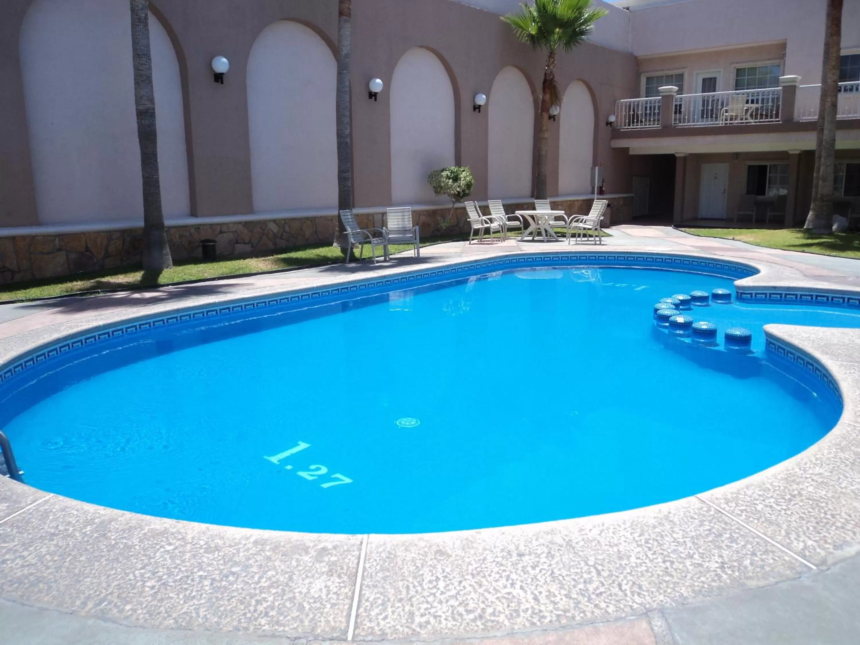 Swimming pool in Hotel Santiago Plaza