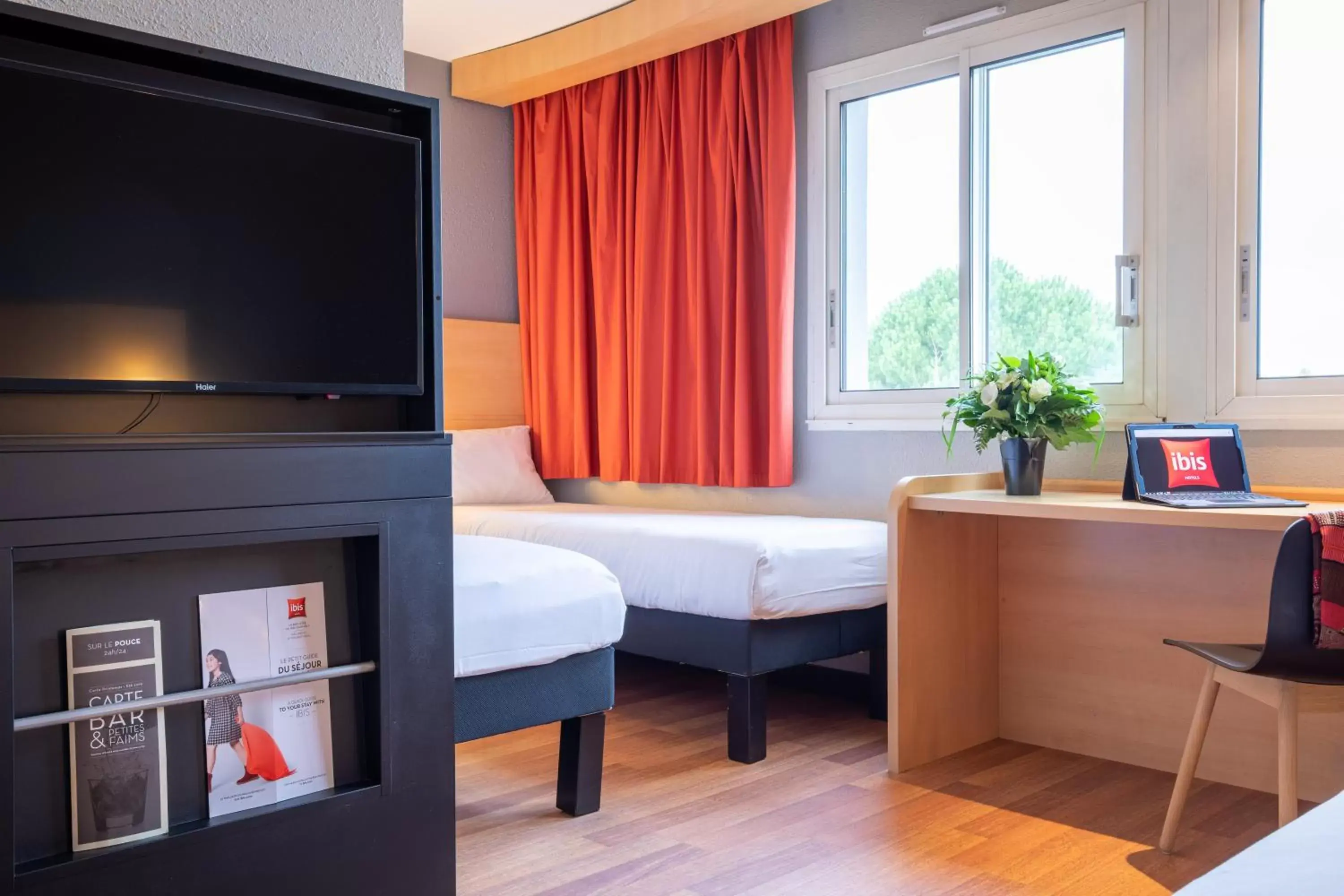 TV/Entertainment Center in ibis Quimperle