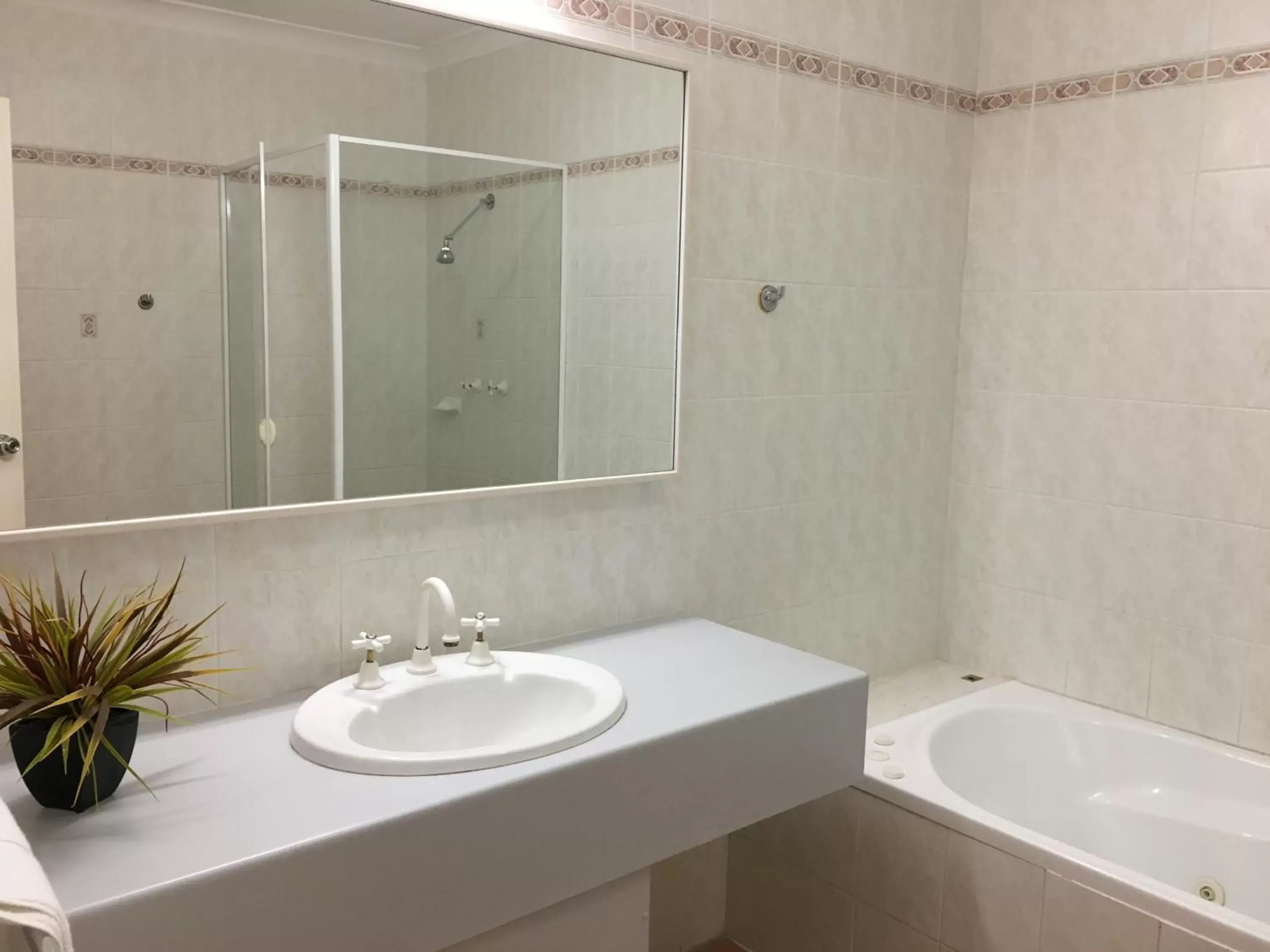 Bathroom in Lakeview Motor Inn