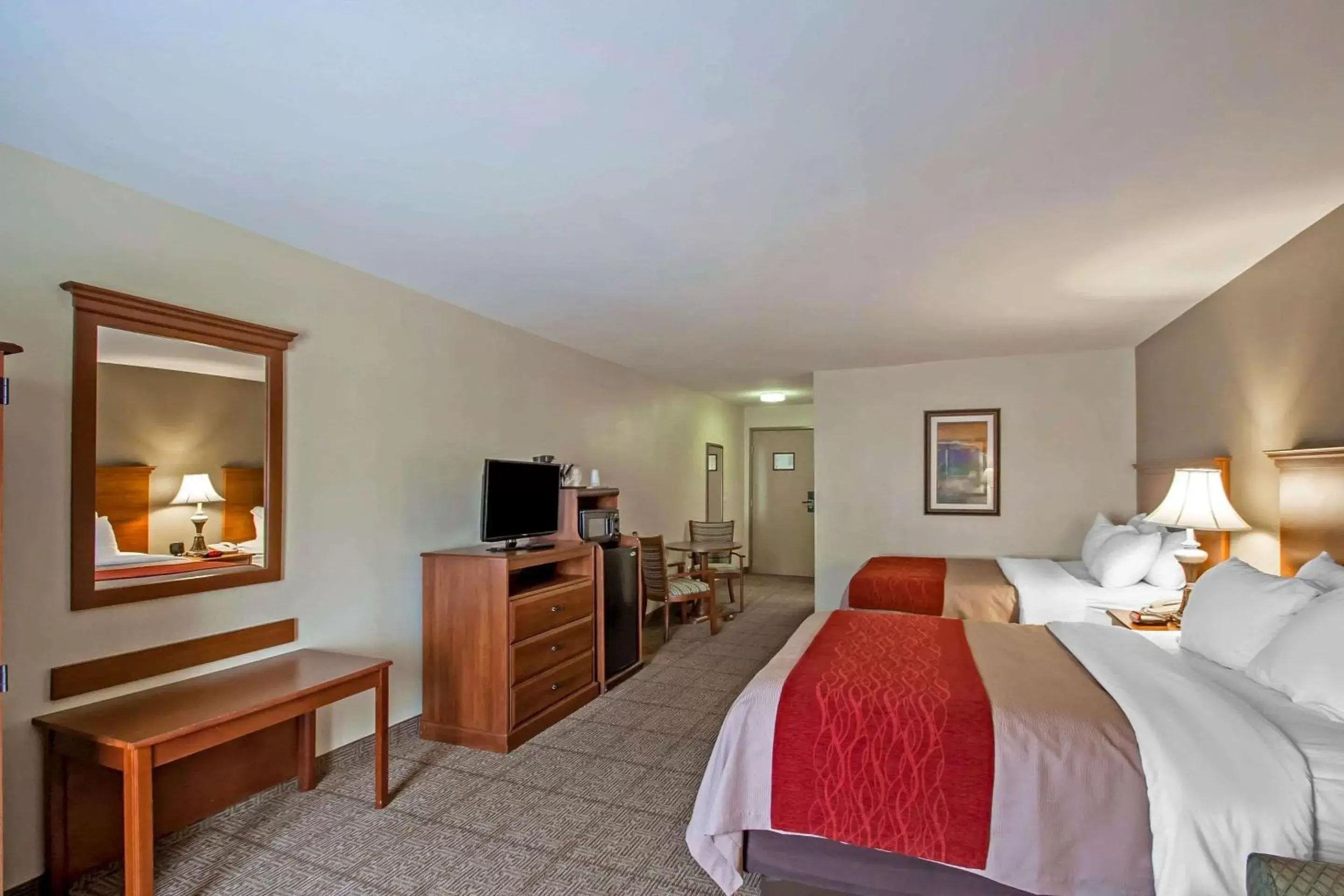Photo of the whole room, Bed in Quality Inn & Suites Germantown North