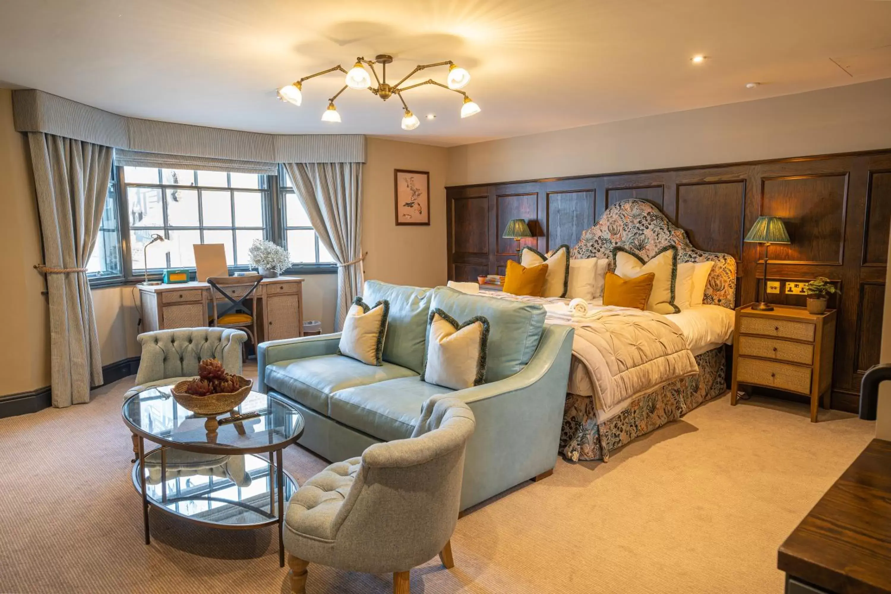 Bedroom, Seating Area in Salisbury Arms Hotel