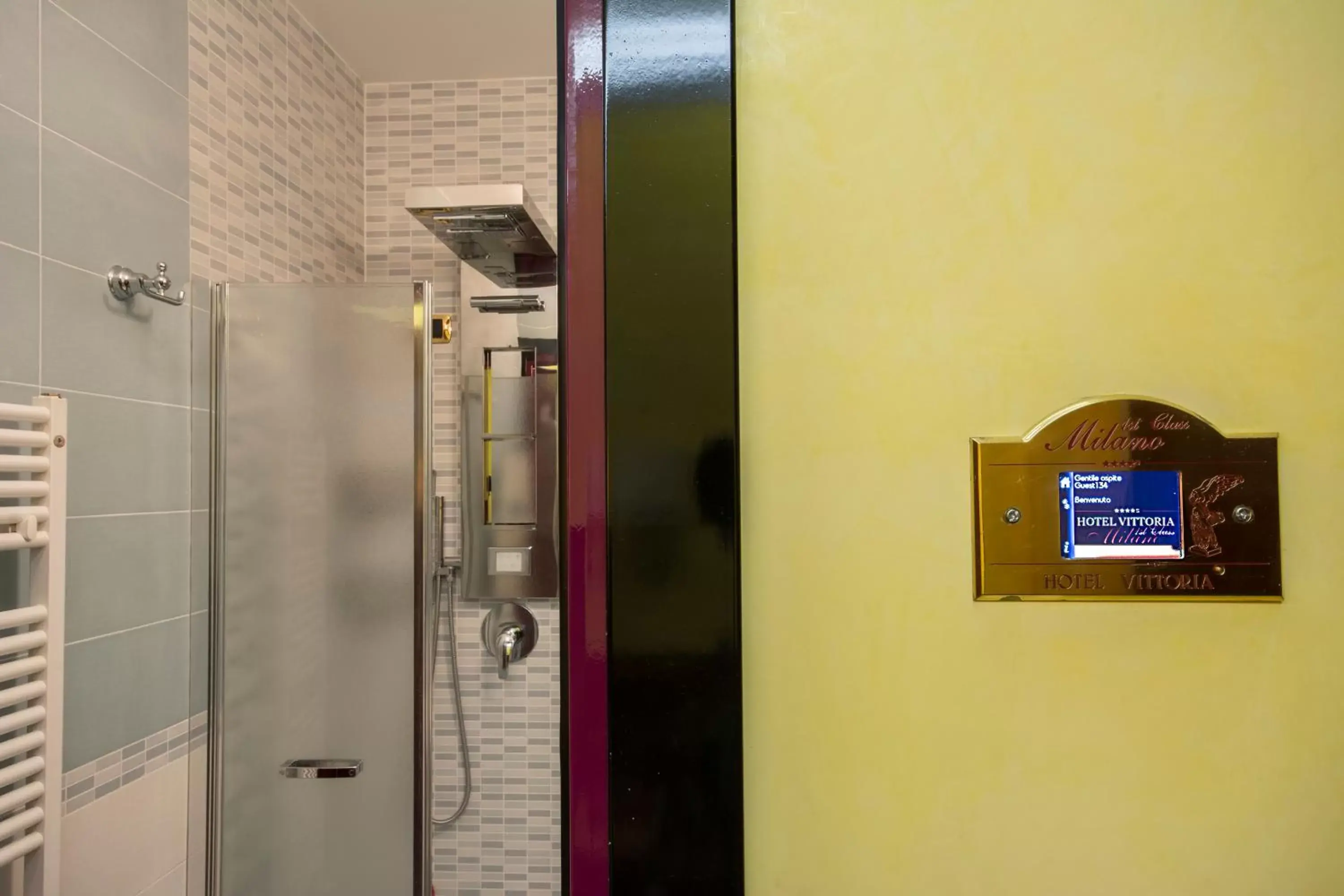 Shower, Bathroom in Hotel Vittoria