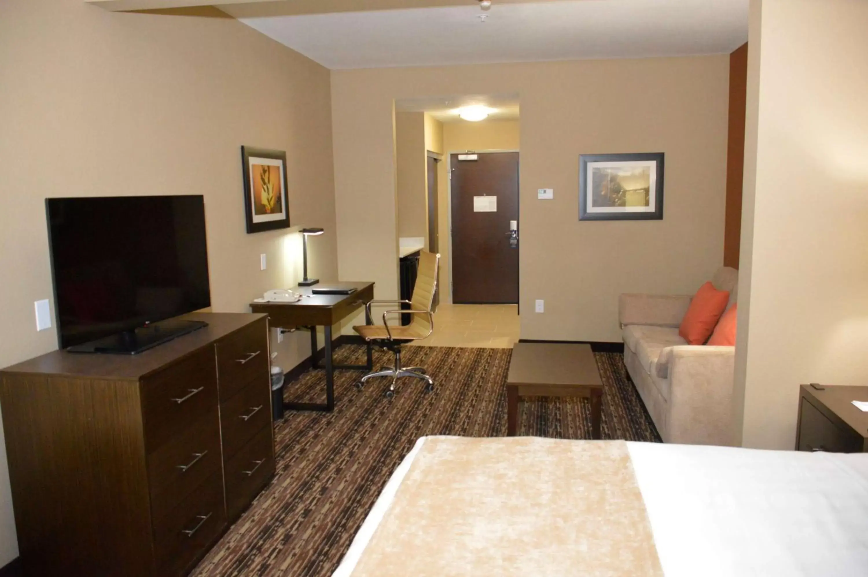 Photo of the whole room, TV/Entertainment Center in Best Western Plus Elmendorf Hotel