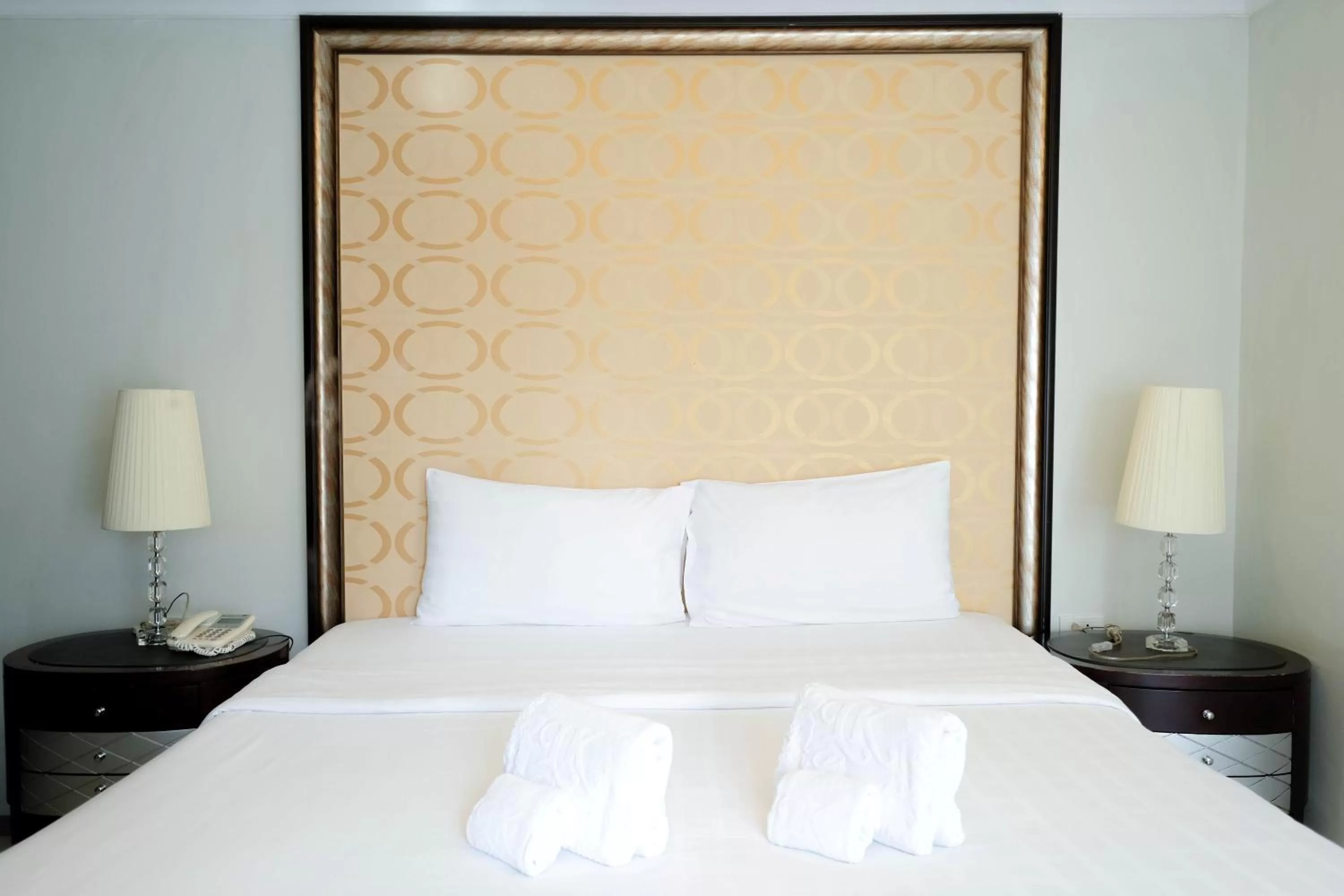 Photo of the whole room, Bed in LK Metropole (Junior Wing)