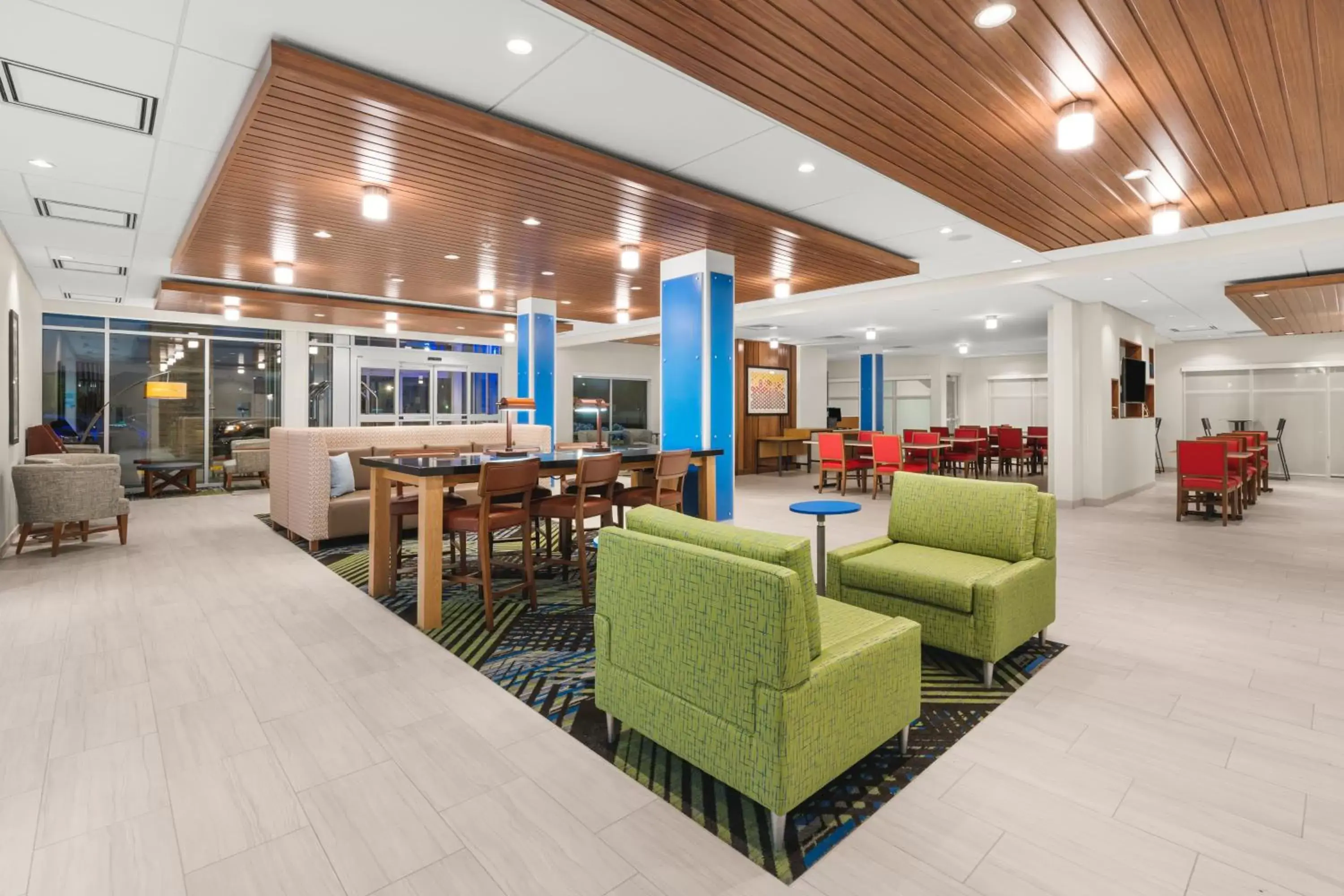 Property building, Lounge/Bar in Holiday Inn Express & Suites - Suisun City, an IHG Hotel