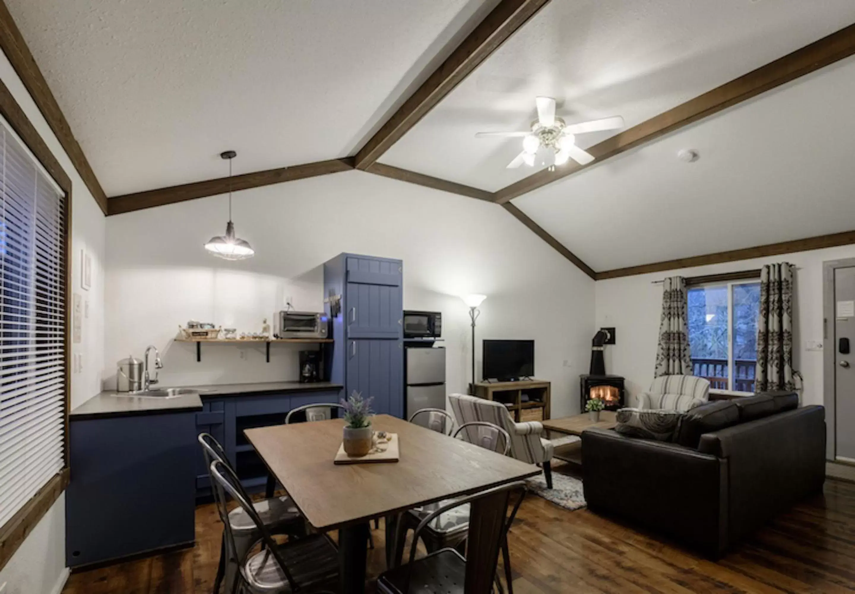 Kitchen or kitchenette, Seating Area in Bramblebank Cottages