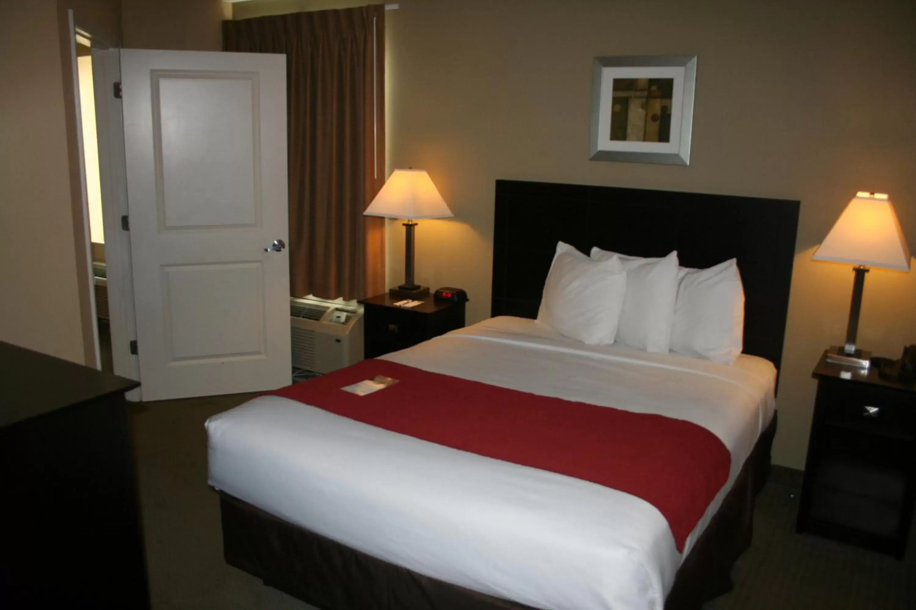 Queen Suite - Accessible/Non-Smoking in MainStay Suites Jacksonville near Camp Lejeune