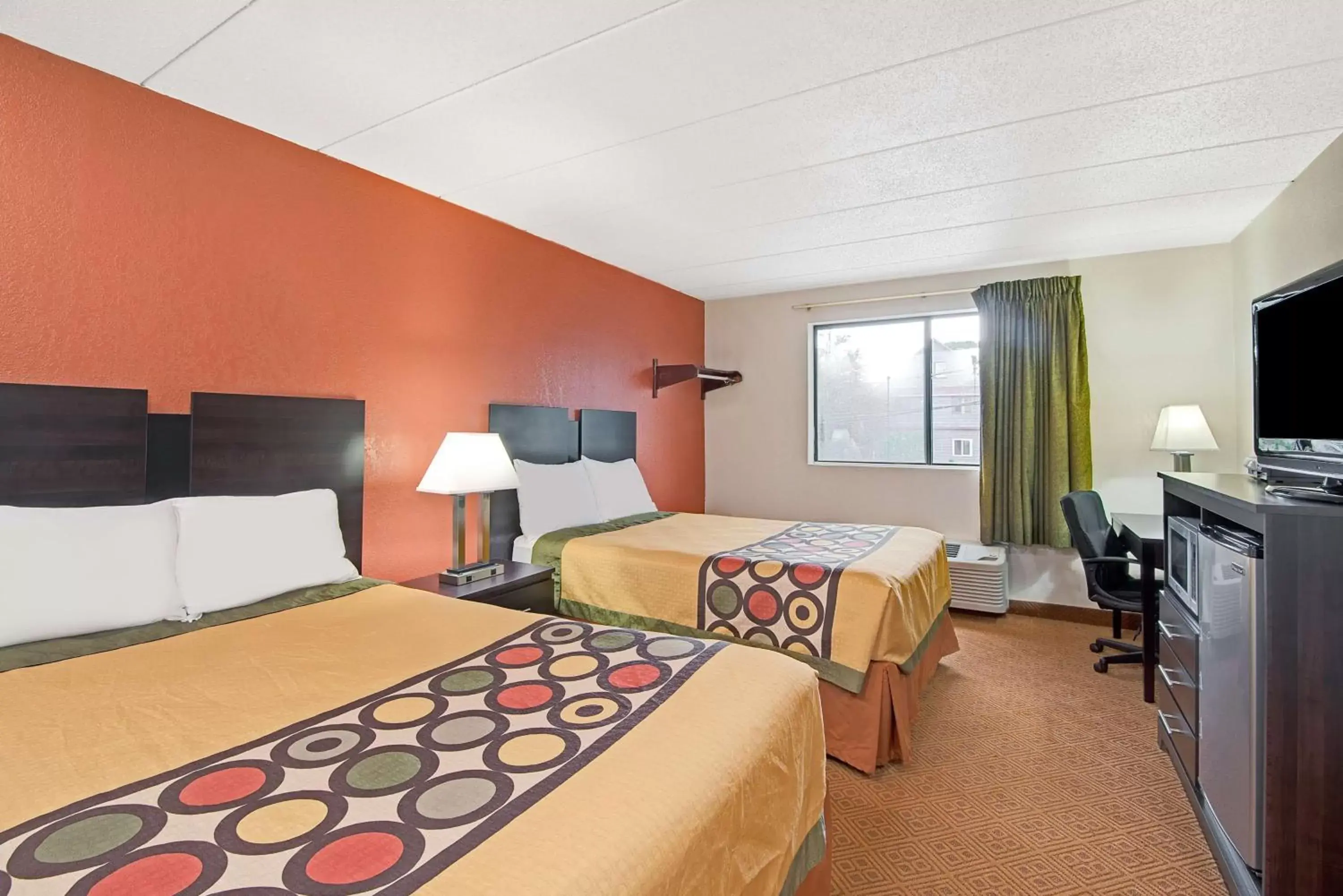 Photo of the whole room, Bed in Super 8 by Wyndham Stamford/New York City Area