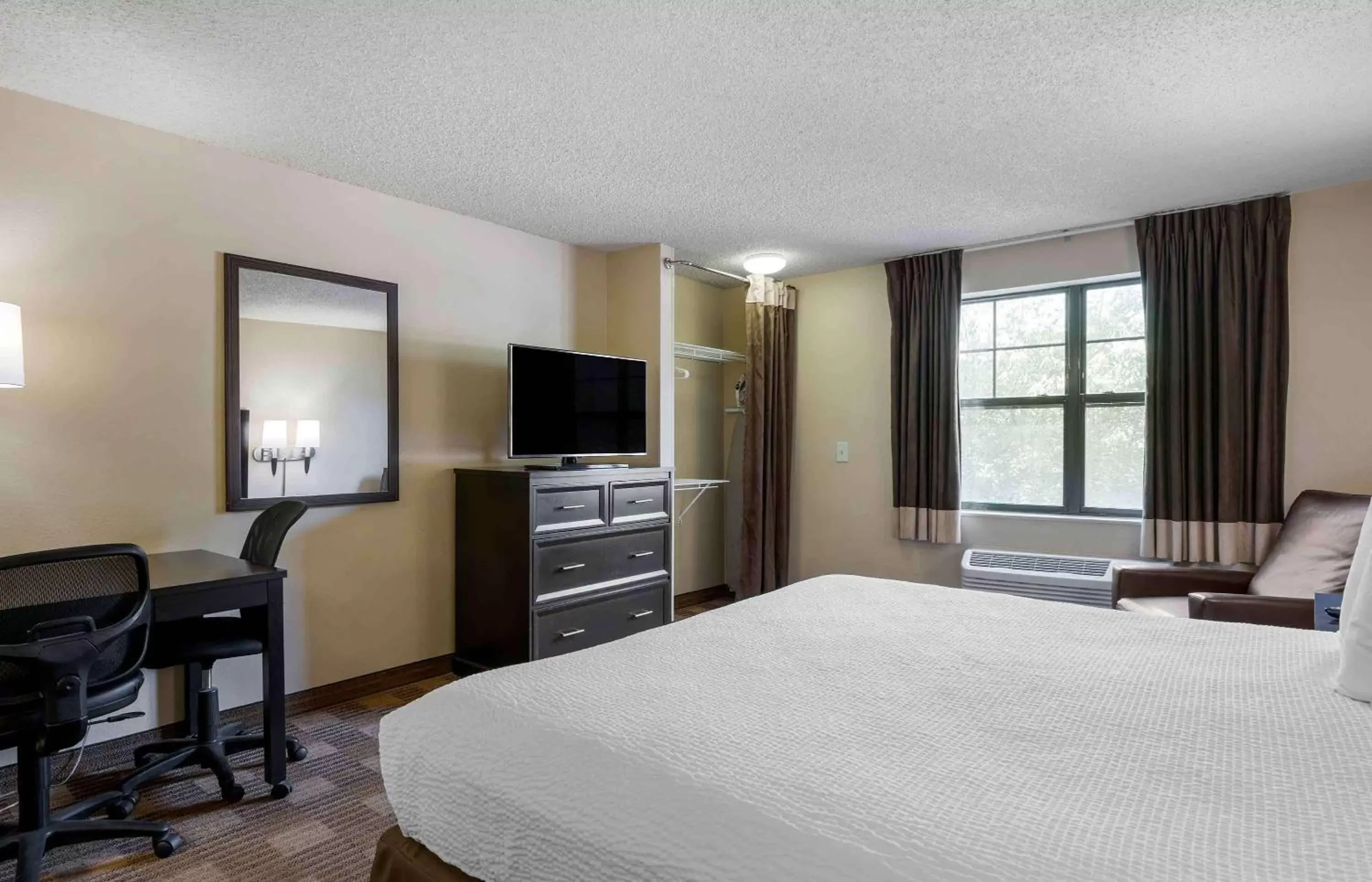 Bedroom, TV/Entertainment Center in Extended Stay America Suites - Santa Barbara - Calle Real