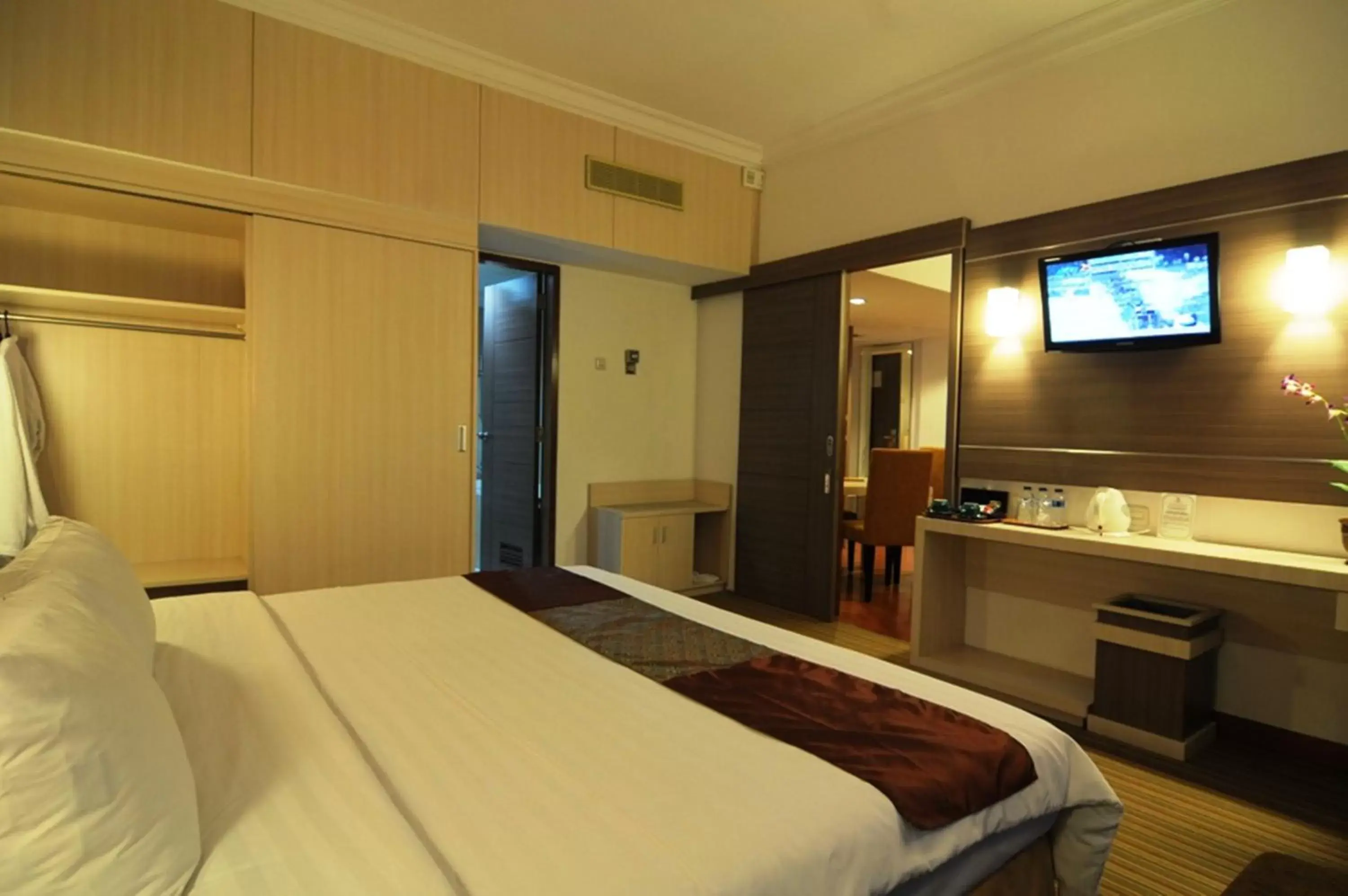 Bedroom, Bed in Grand Inna Tunjungan