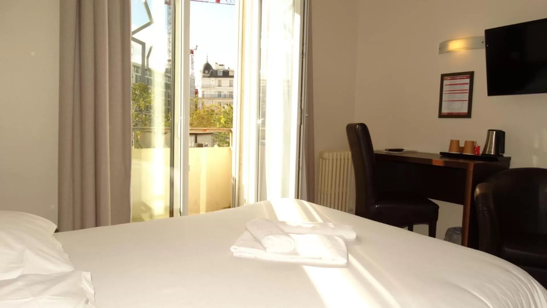 View (from property/room), Bed in Hôtel Le Florin