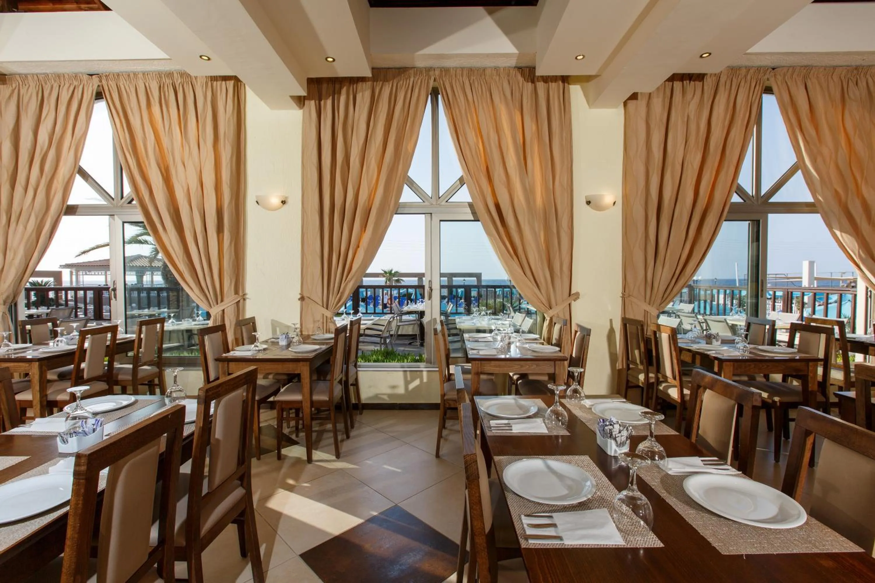 Restaurant/Places to Eat in Europa Beach Hotel