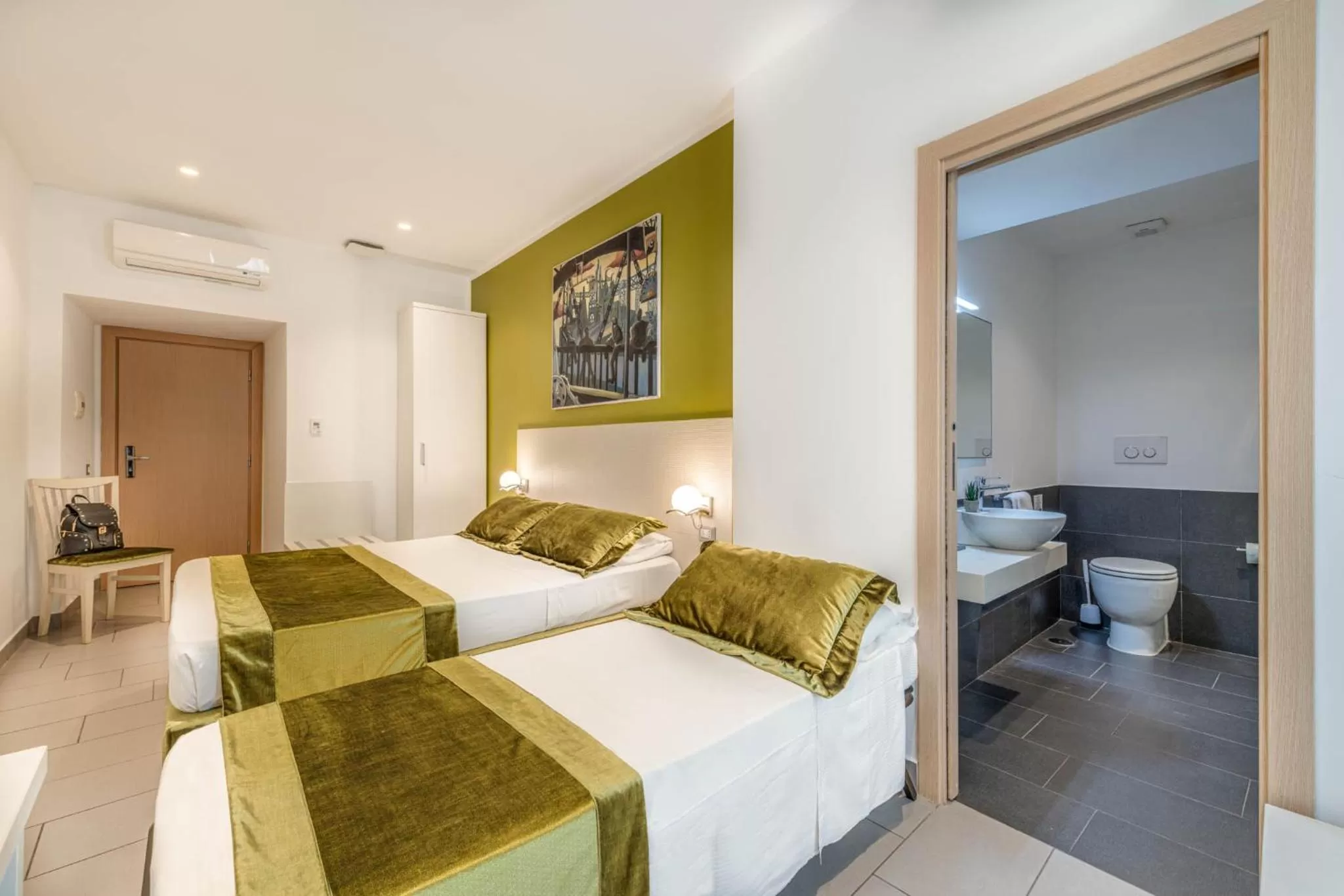 Photo of the whole room, Bed in Trevi Palace Hotel