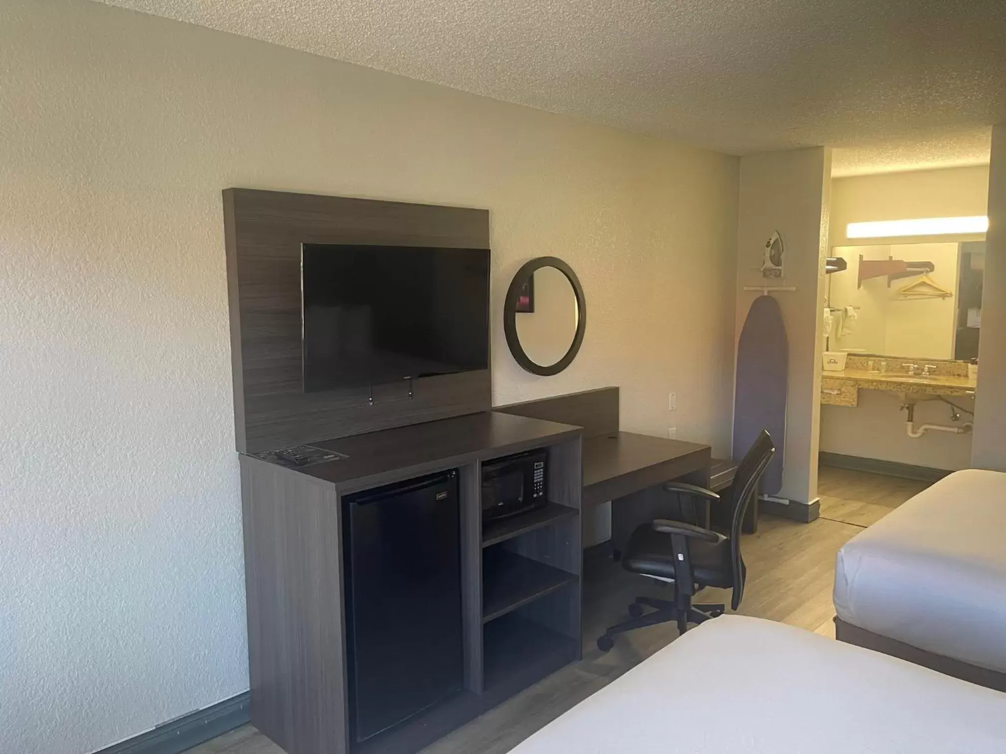 TV and multimedia, TV/Entertainment Center in Days Inn & Suites by Wyndham Orlando East UCF Area