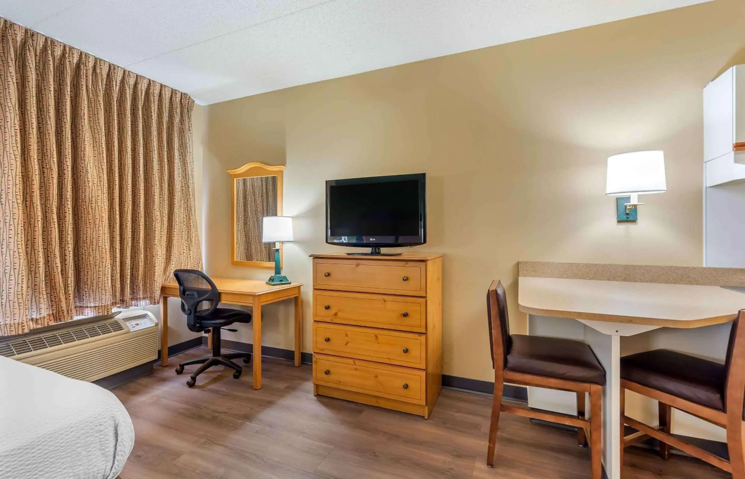 Bedroom, TV/Entertainment Center in Extended Stay America Suites - Chicago - Lombard - Oakbrook