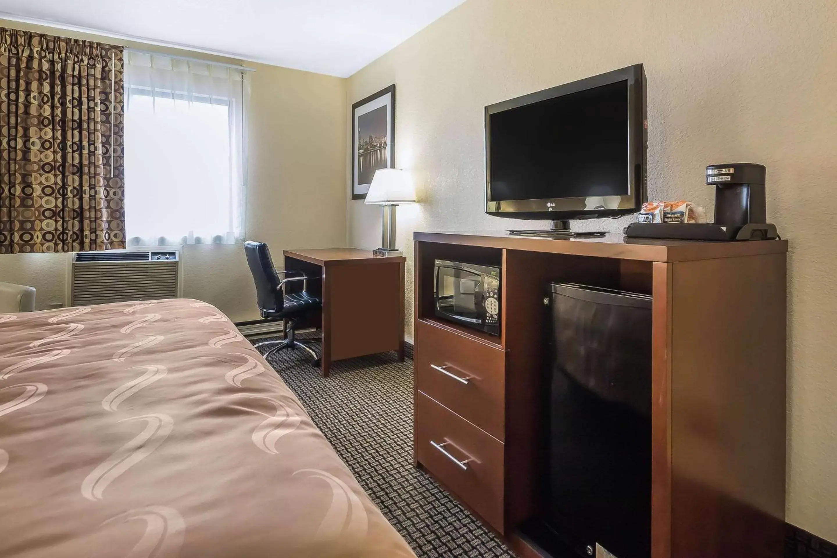 Photo of the whole room, TV/Entertainment Center in Quality Inn