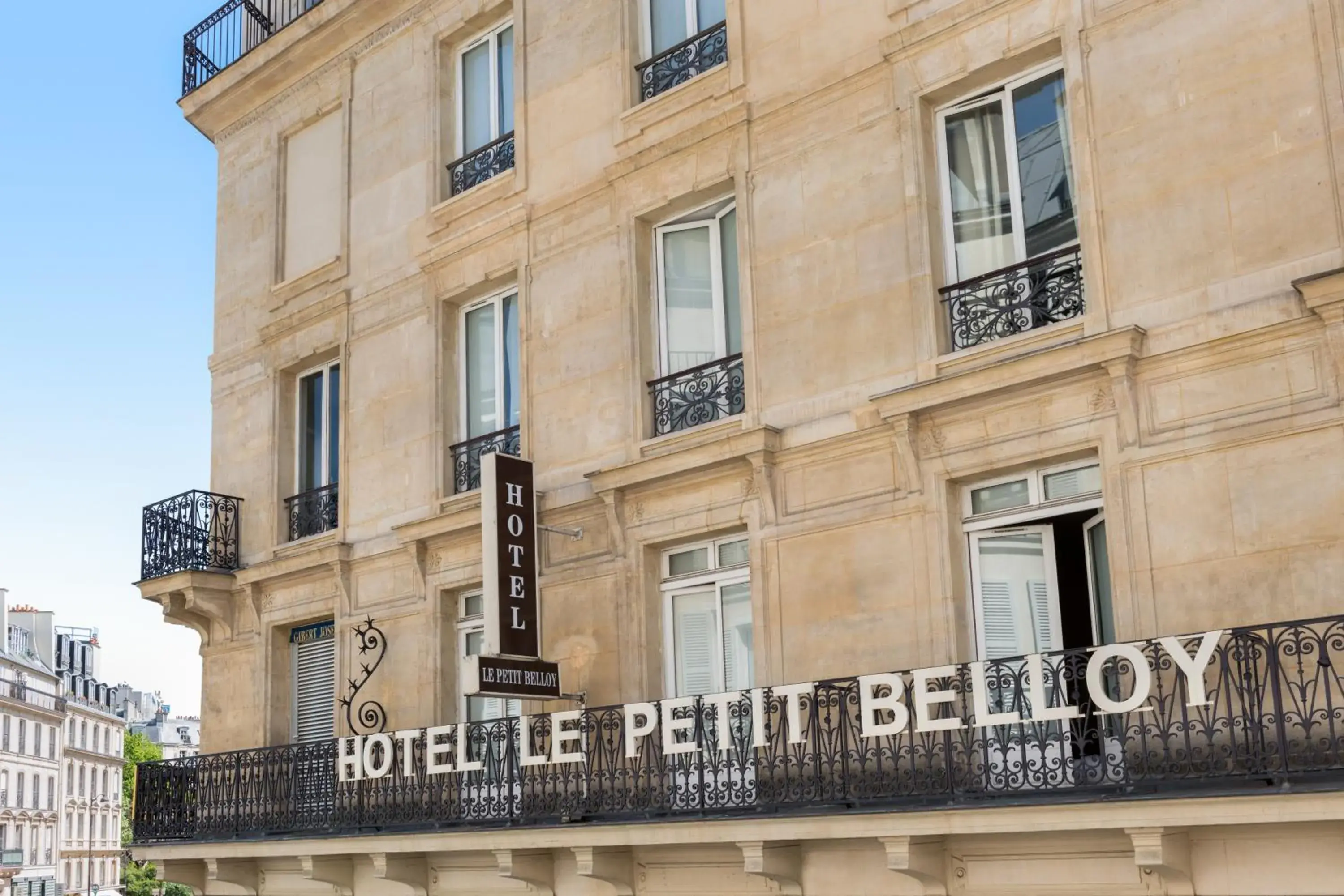 Property building, Property Logo/Sign in Hotel Le Petit Belloy Saint Germain
