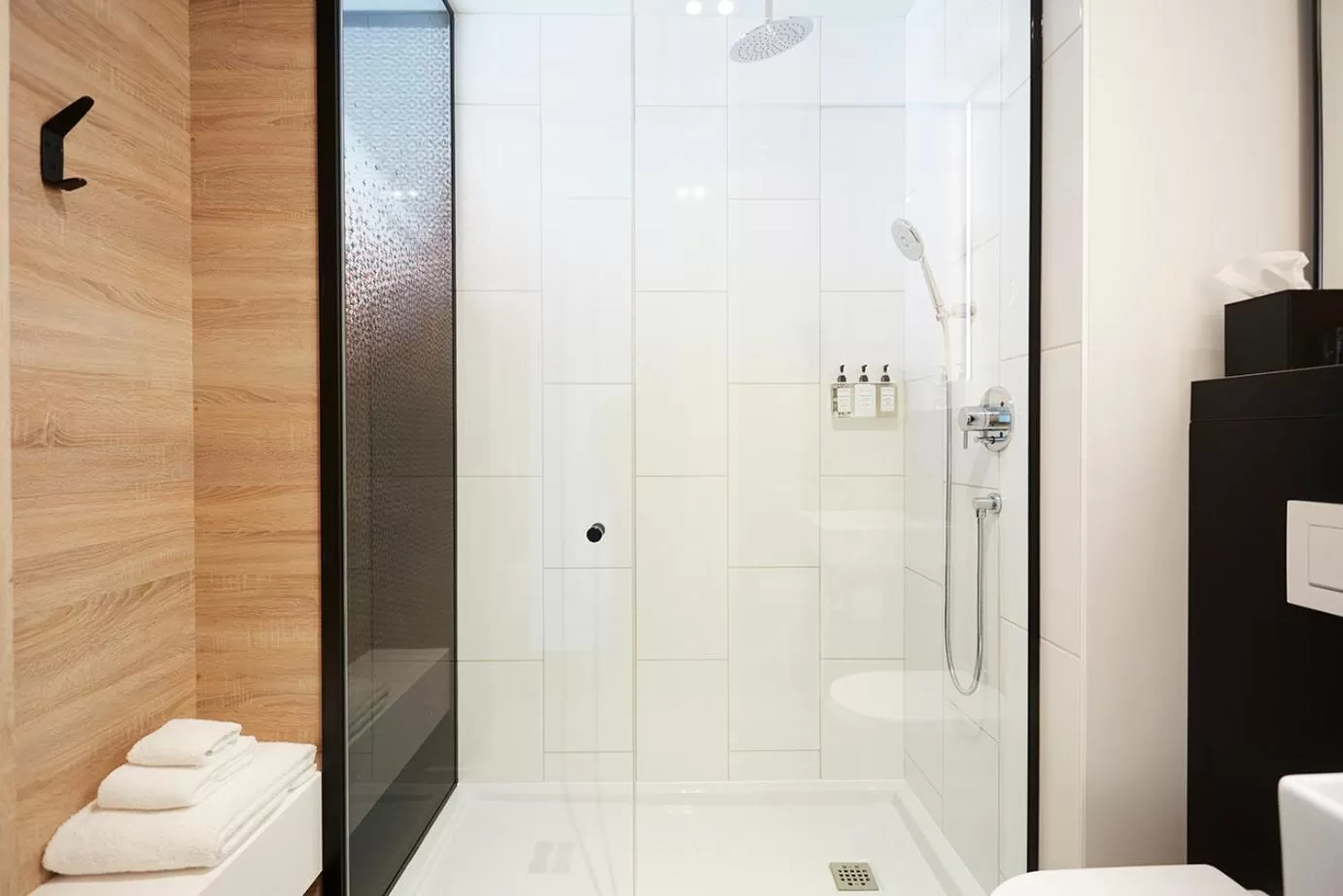 Shower in Hôtel Escad Quartier DIX30