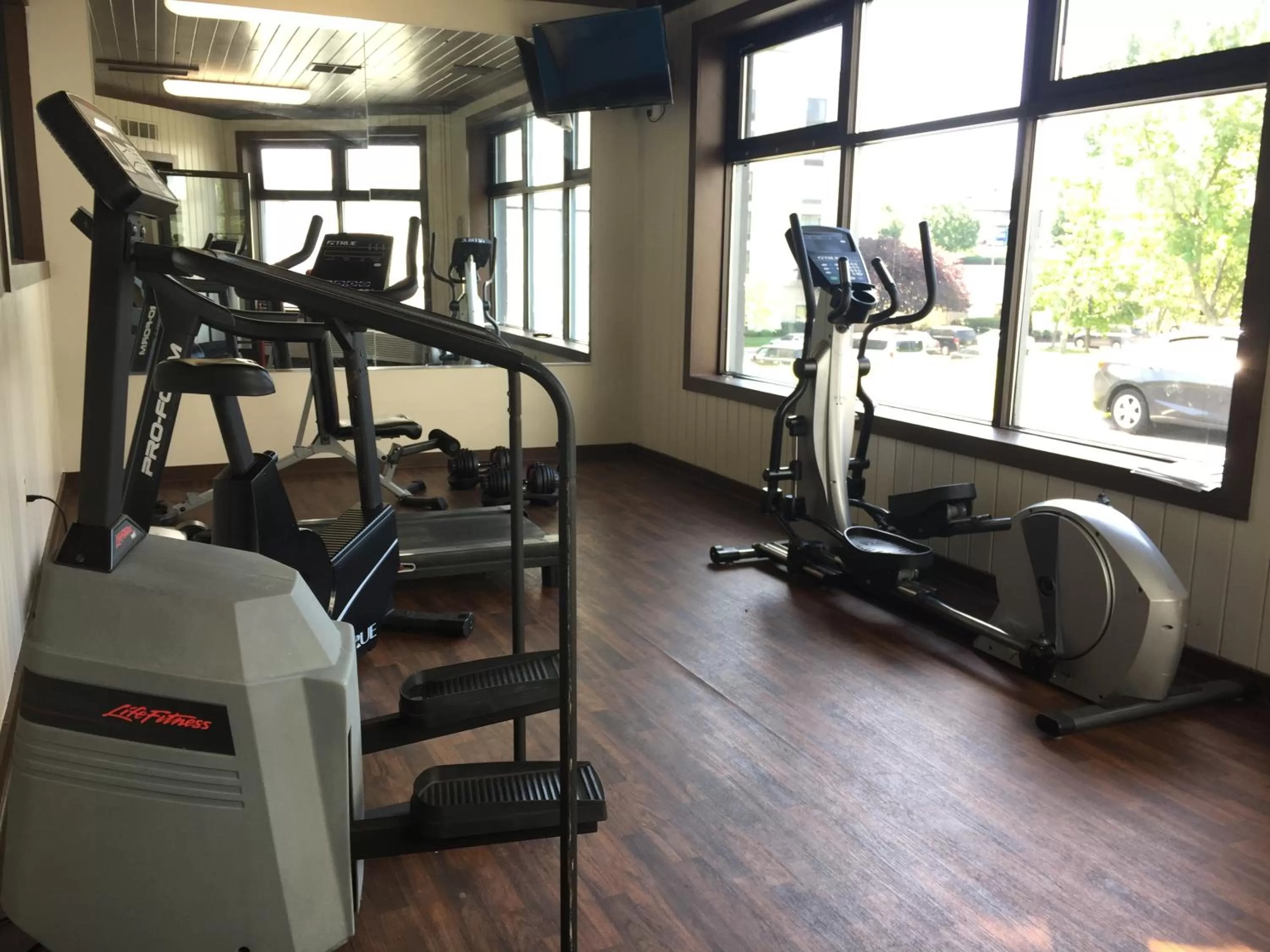 Fitness centre/facilities in Luxe Studios Nashville Airport