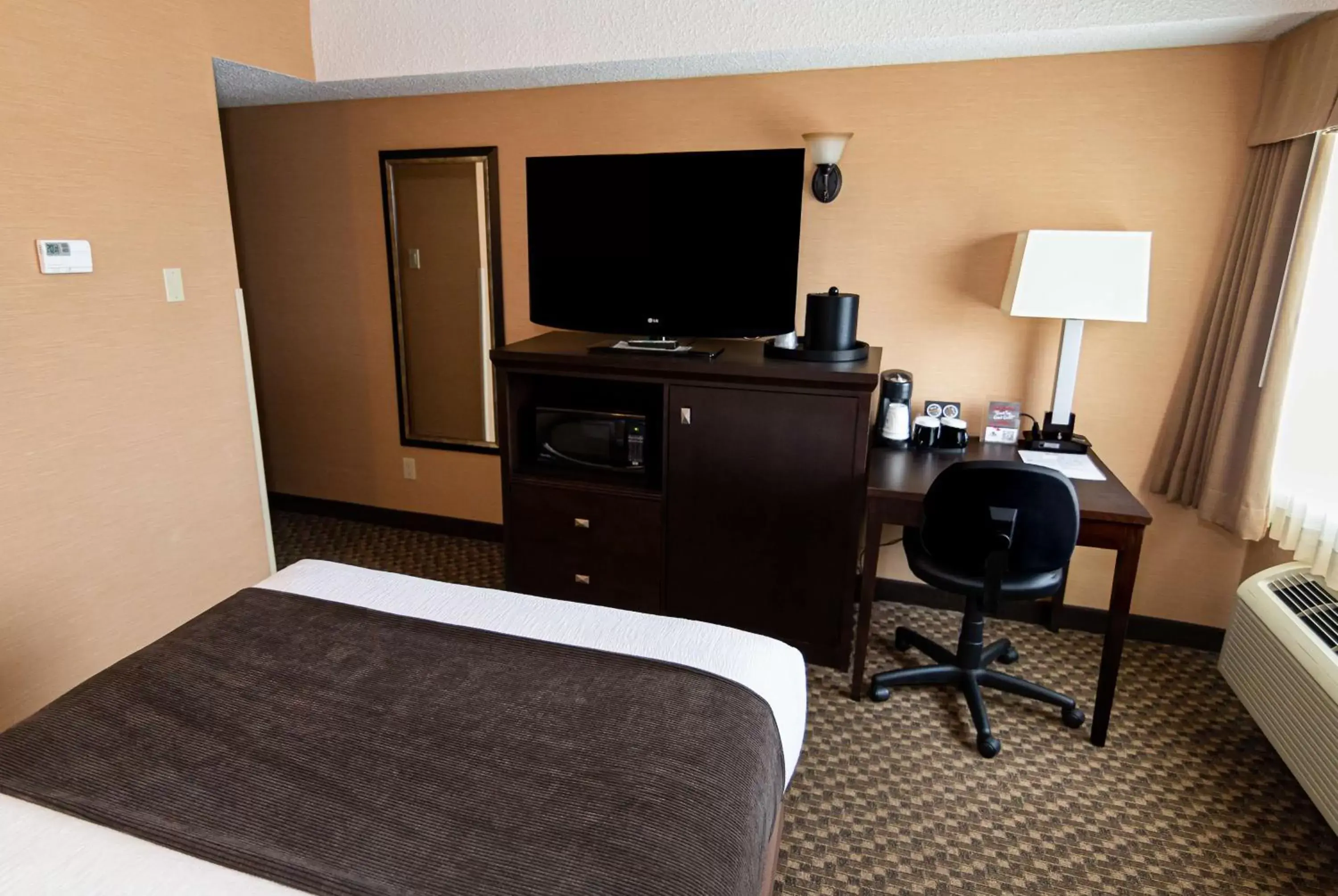 Photo of the whole room, TV/Entertainment Center in Best Western Plus Dryden Hotel and Conference Centre
