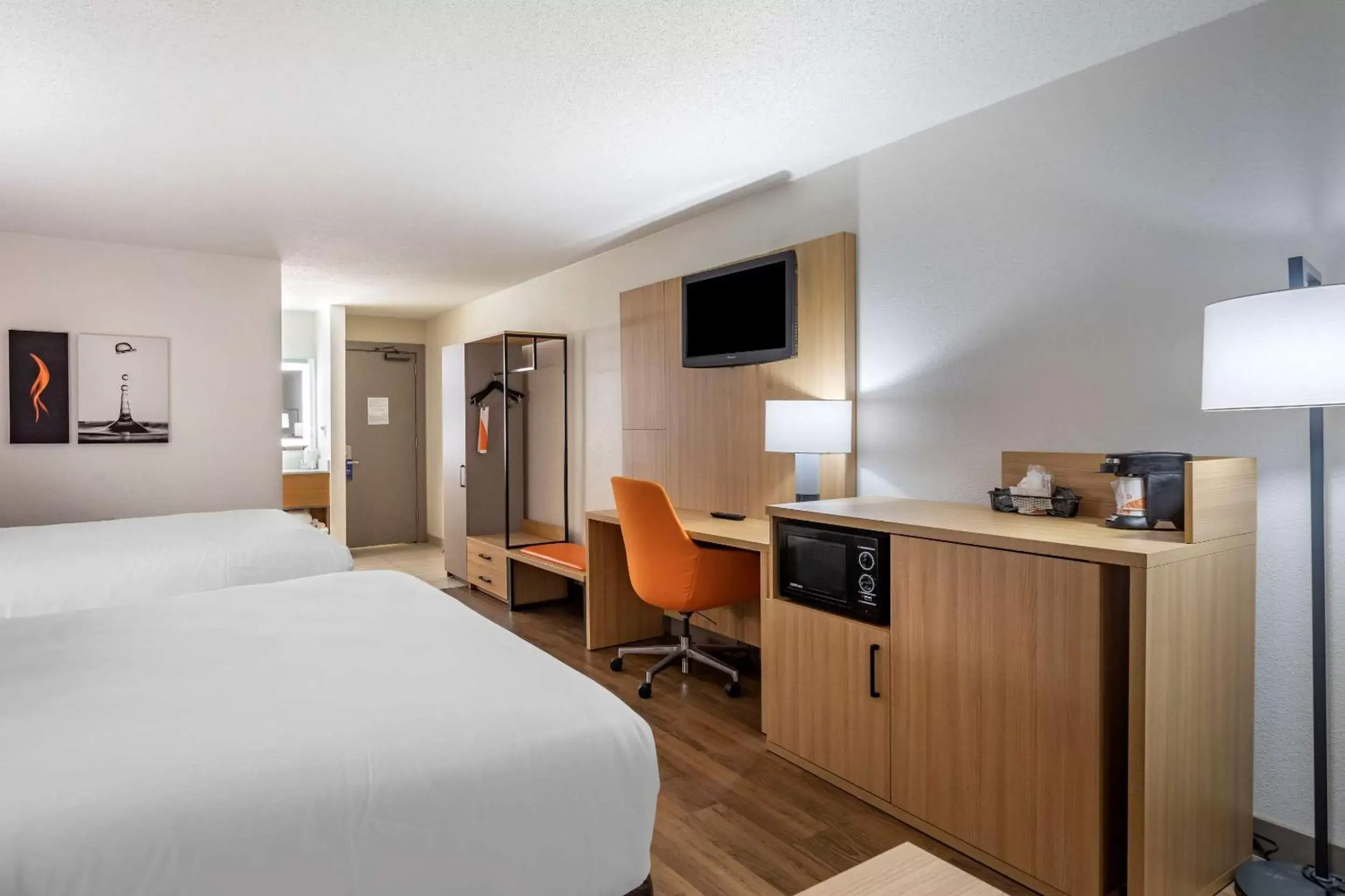 Bedroom, TV/Entertainment Center in Comfort Inn & Suites Nashville Downtown - Stadium