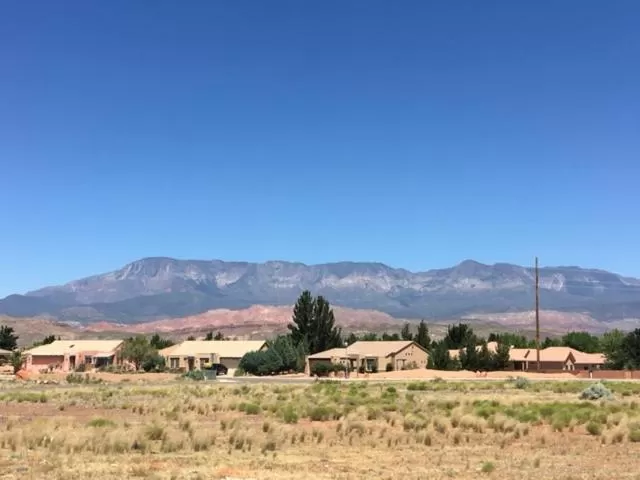 Mountain view in Days Inn by Wyndham Hurricane/Zion National Park Area