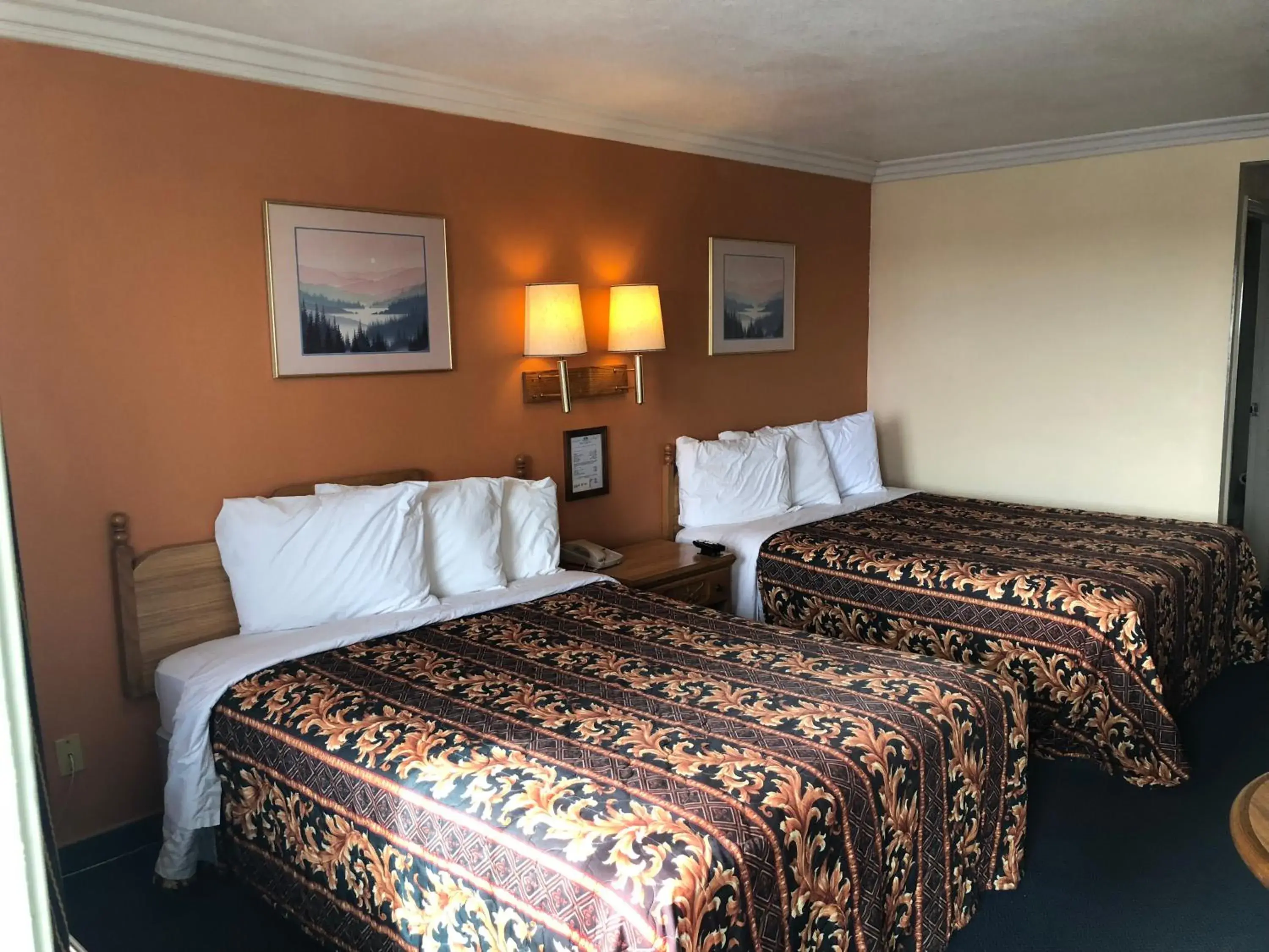 Bed in Americas Best Value Inn Mojave