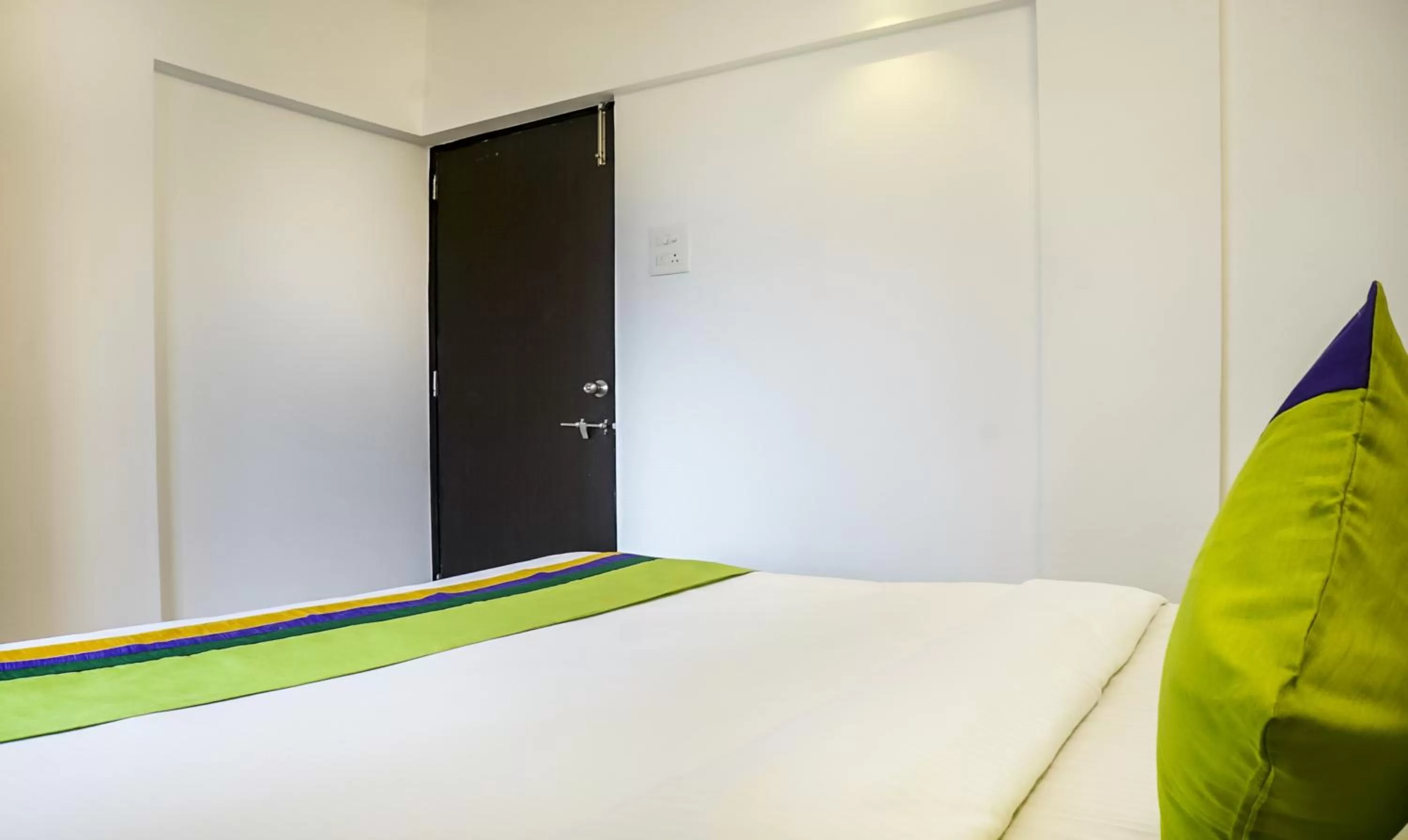 Bed in Treebo Luxe Suite, Shivaji Nagar