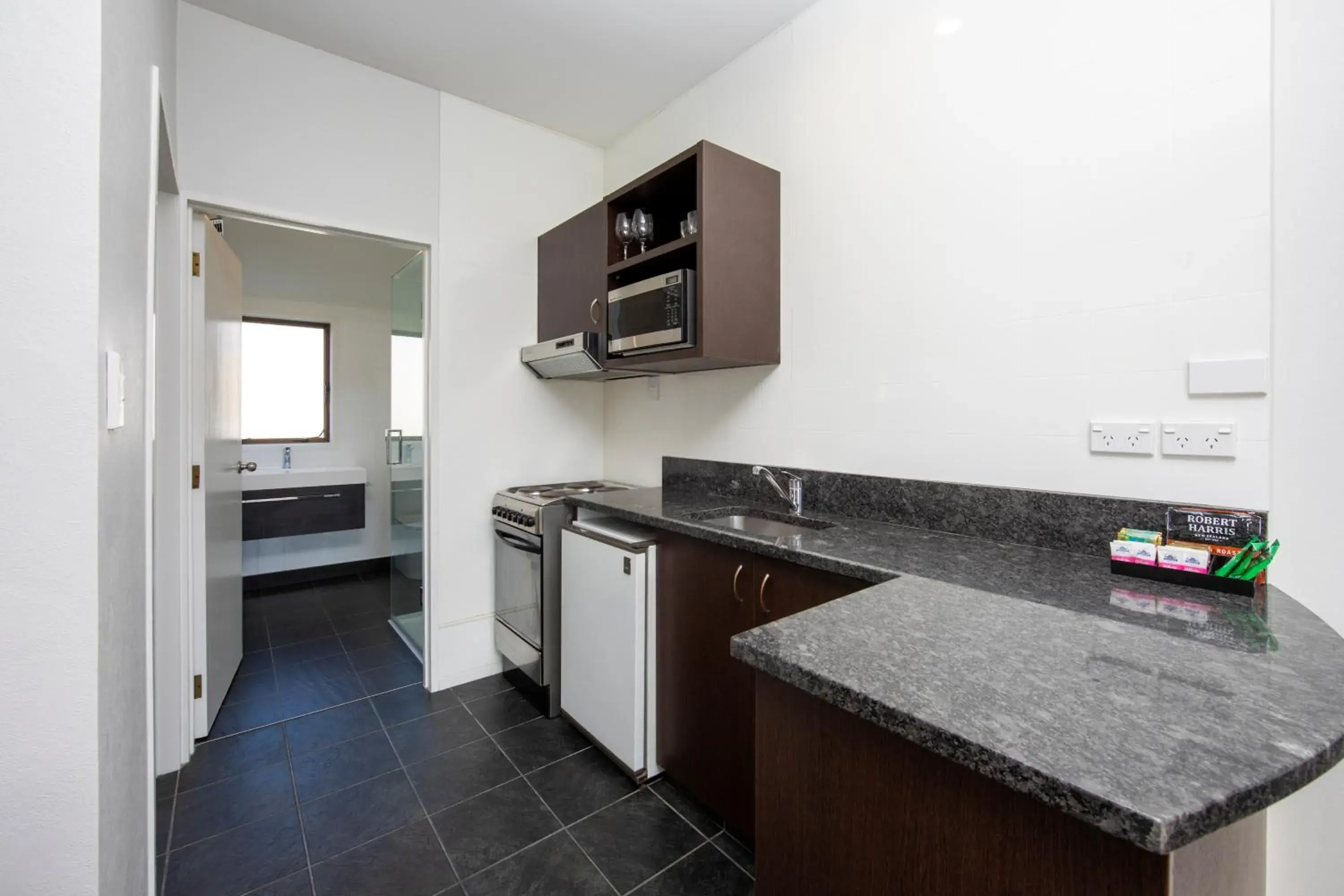 Kitchen or kitchenette, Kitchen/Kitchenette in Ashford Motor Lodge