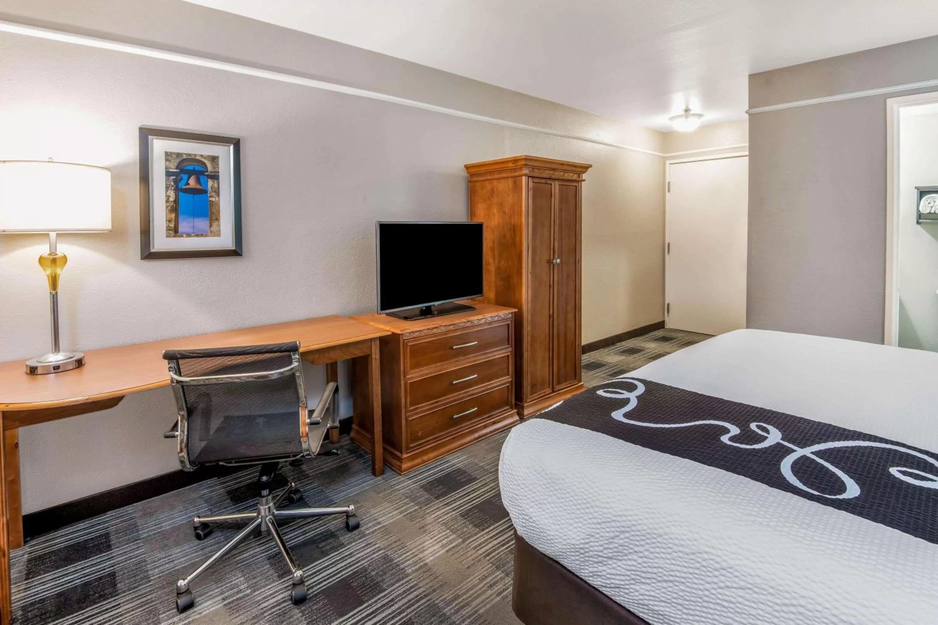 Photo of the whole room, Bed in La Quinta Inn by Wyndham San Antonio Brooks City Base