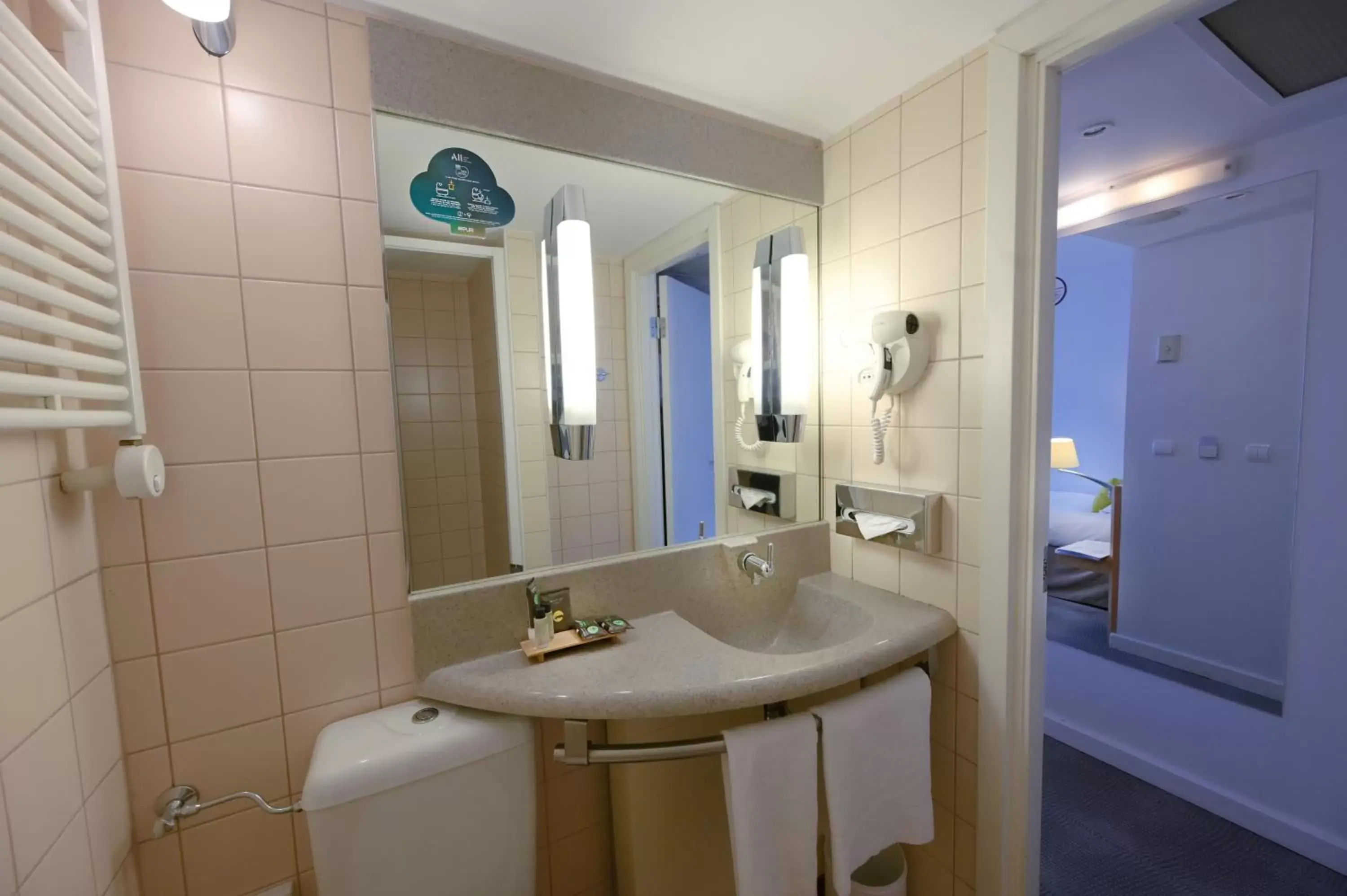 Shower, Bathroom in Novotel Warszawa Centrum
