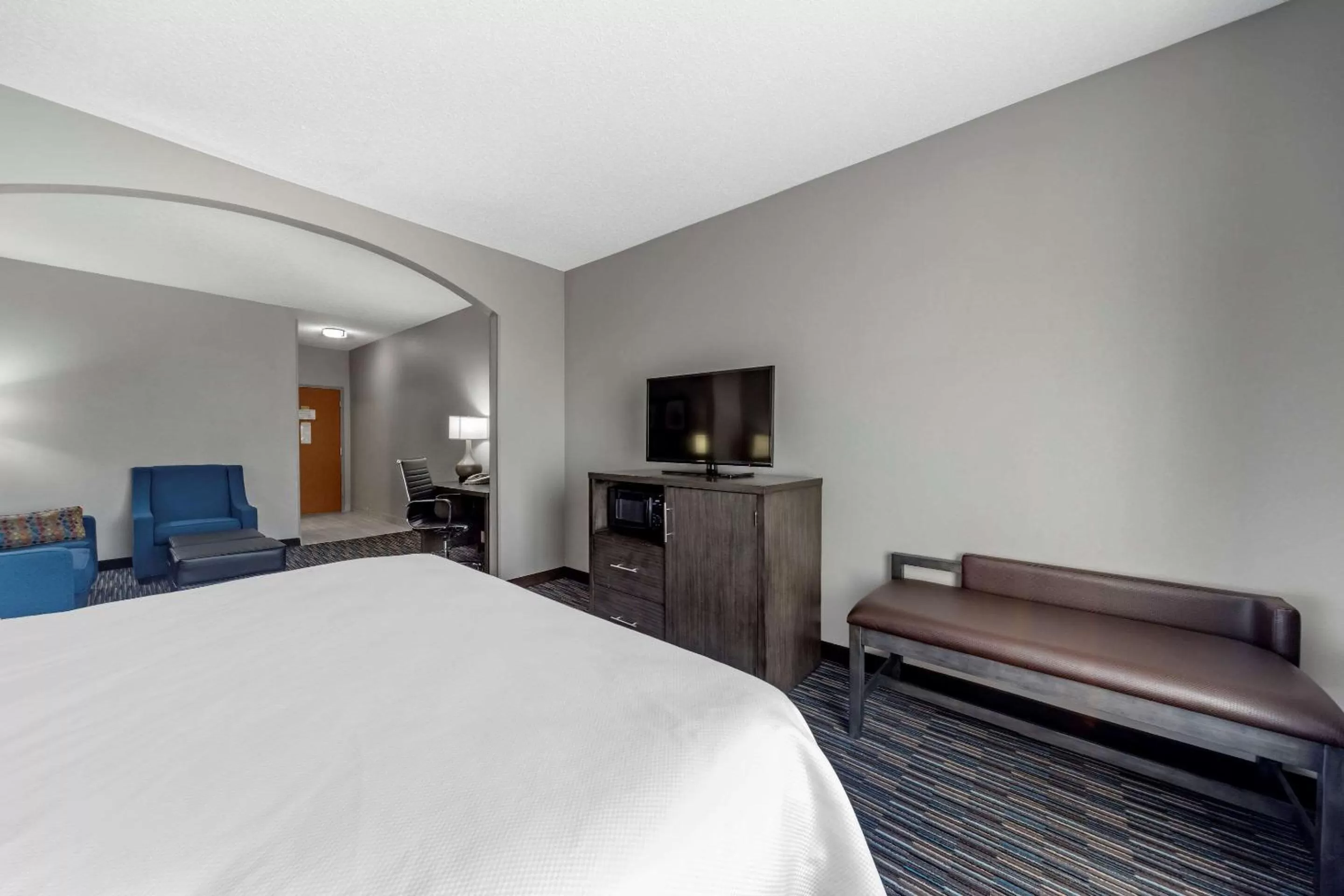 Photo of the whole room, Bed in Comfort Inn and Suites Quail Springs