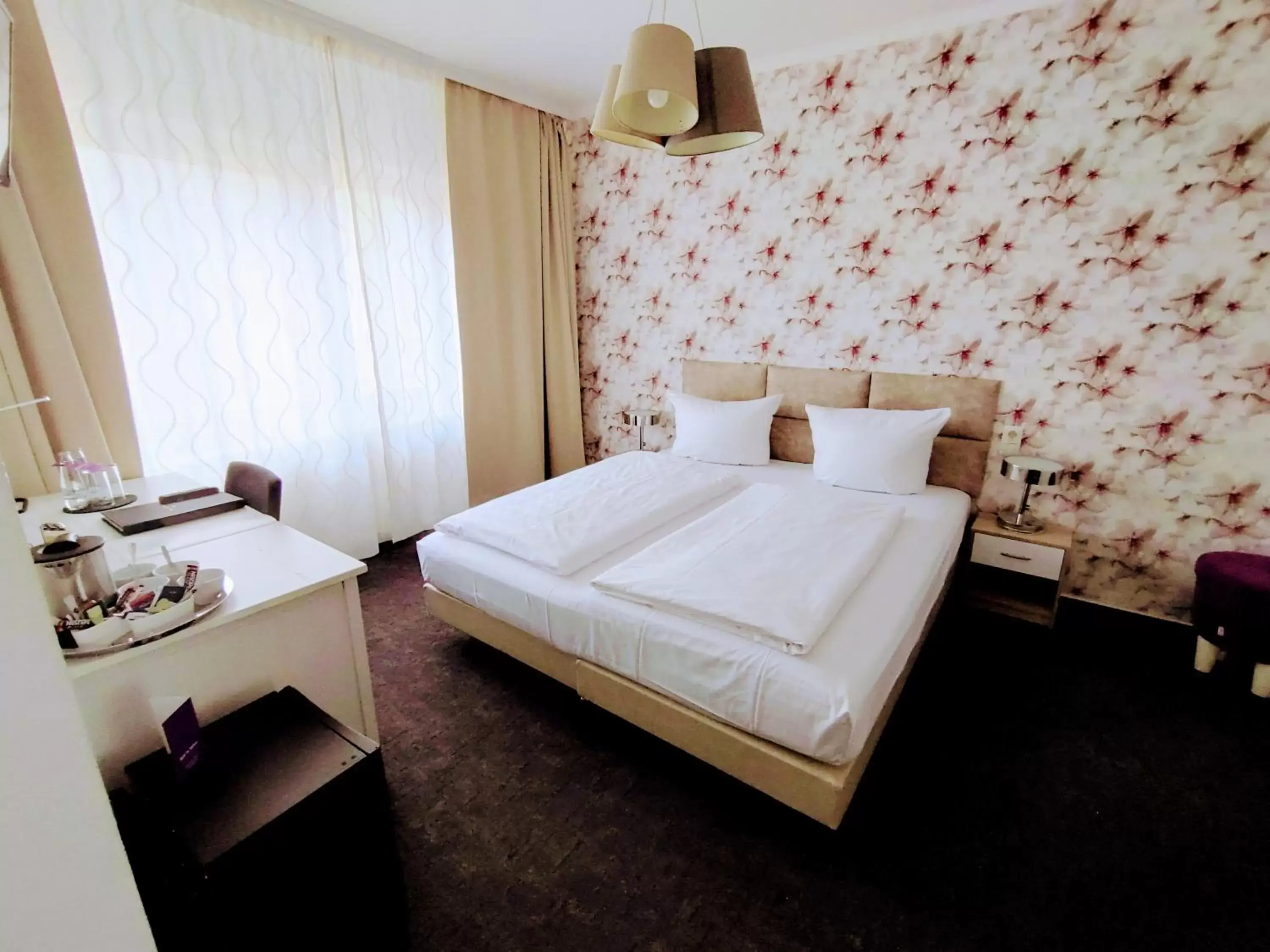 Photo of the whole room, Bed in Les Nations