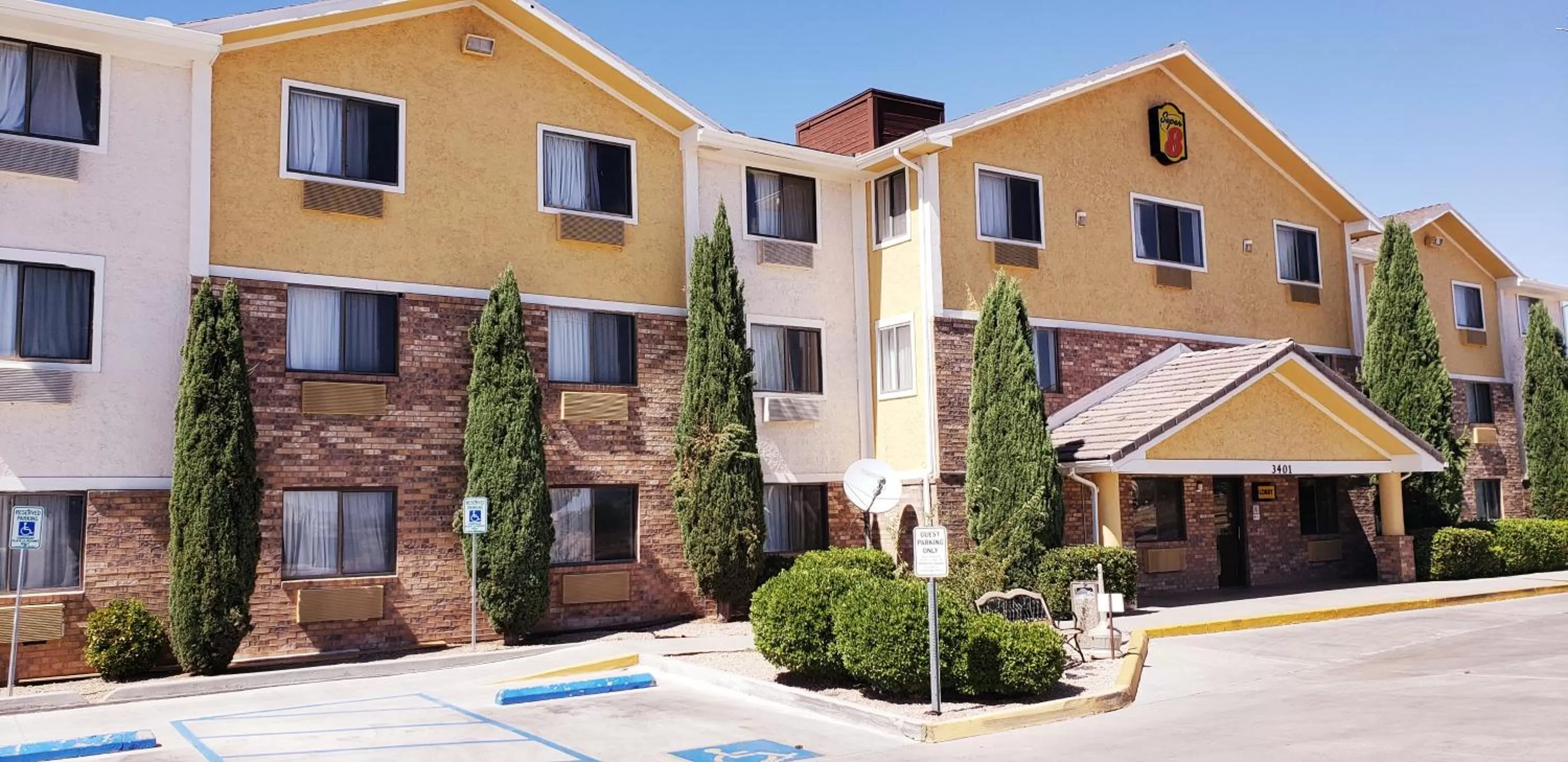 Facade/entrance in Super 8 by Wyndham Kingman