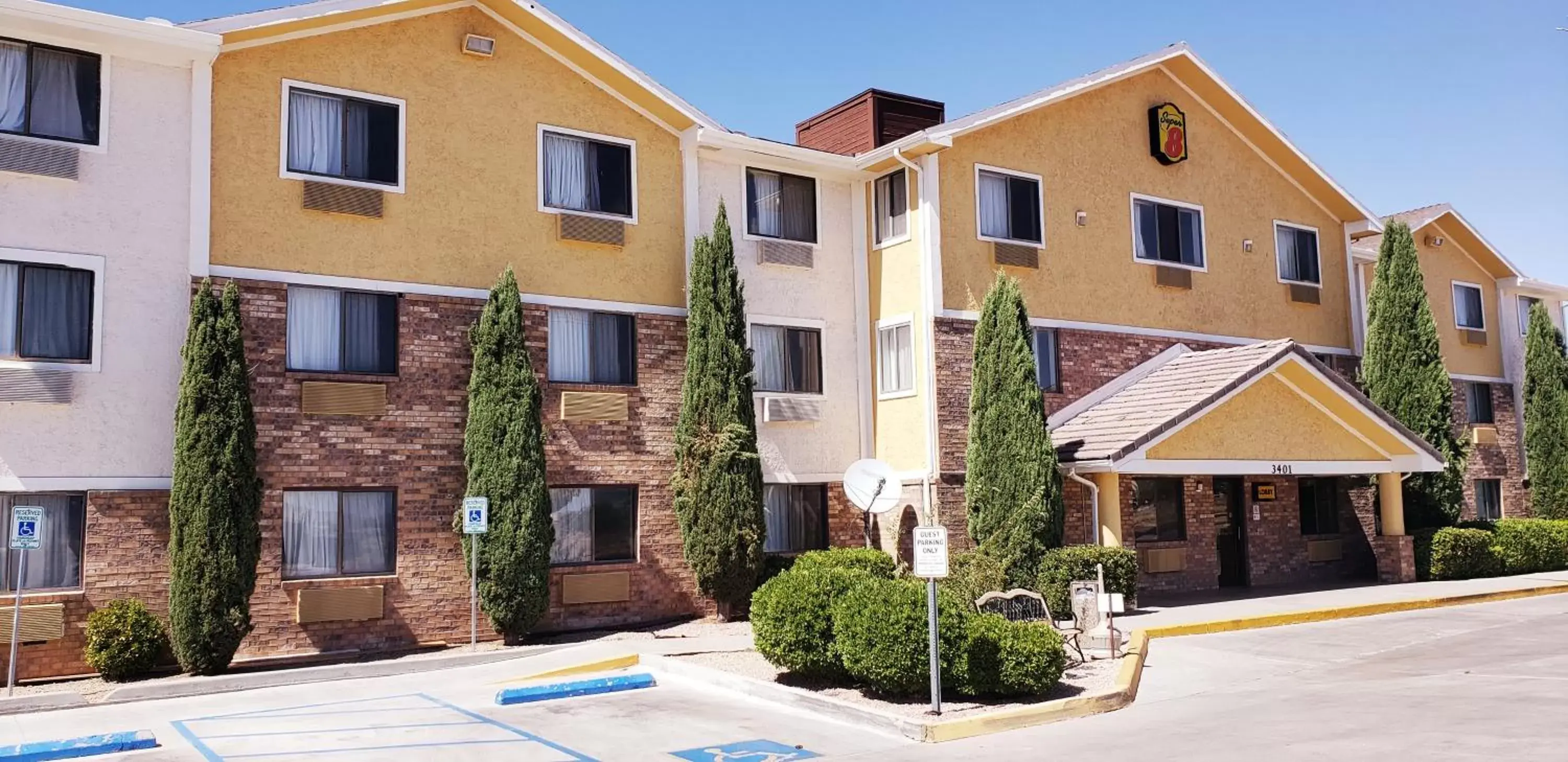 Facade/entrance in Super 8 by Wyndham Kingman Facade/entrance in Super 8 by Wyndham Kingman