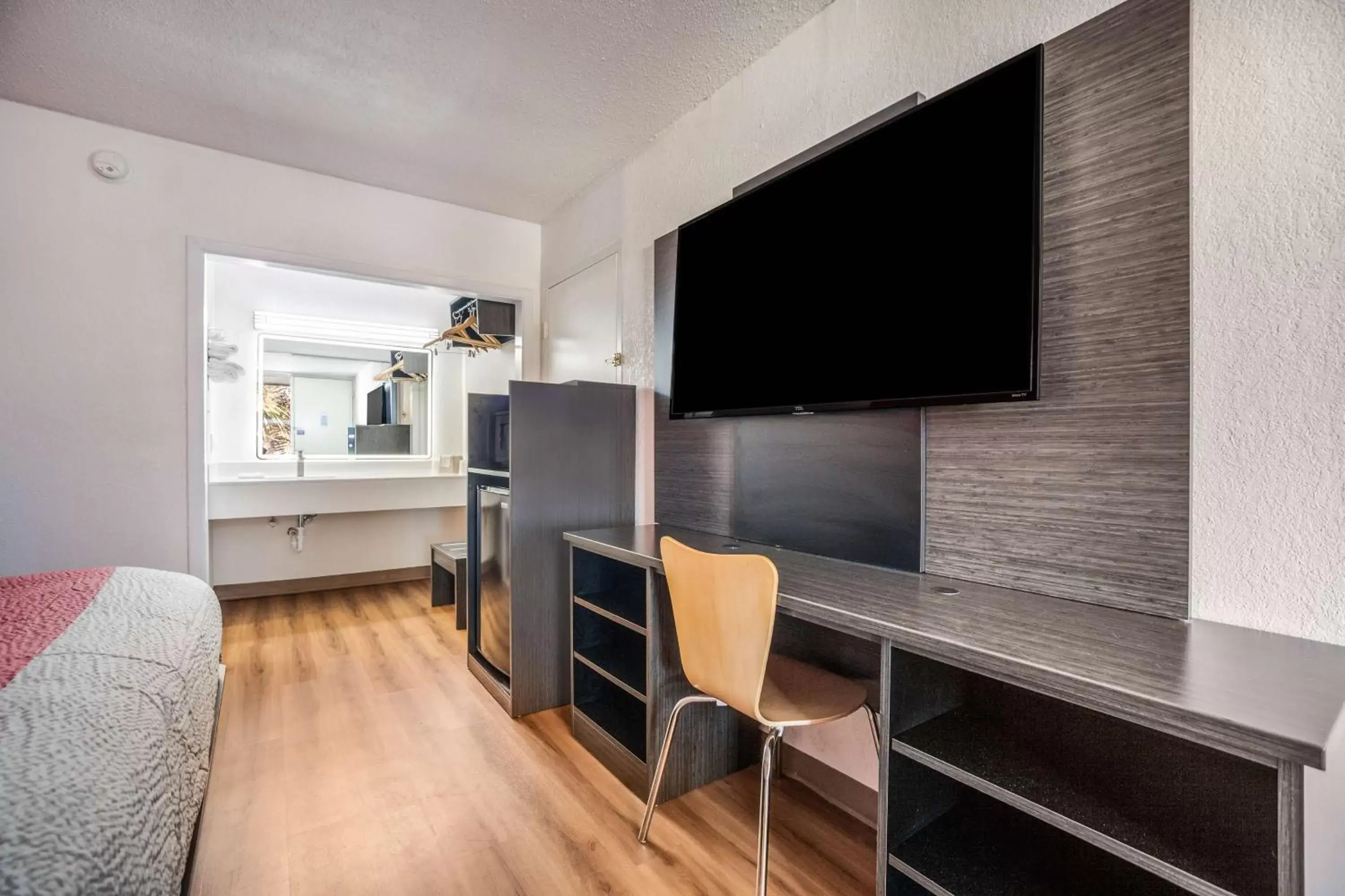 Photo of the whole room, TV/Entertainment Center in Motel 6-Florence, SC