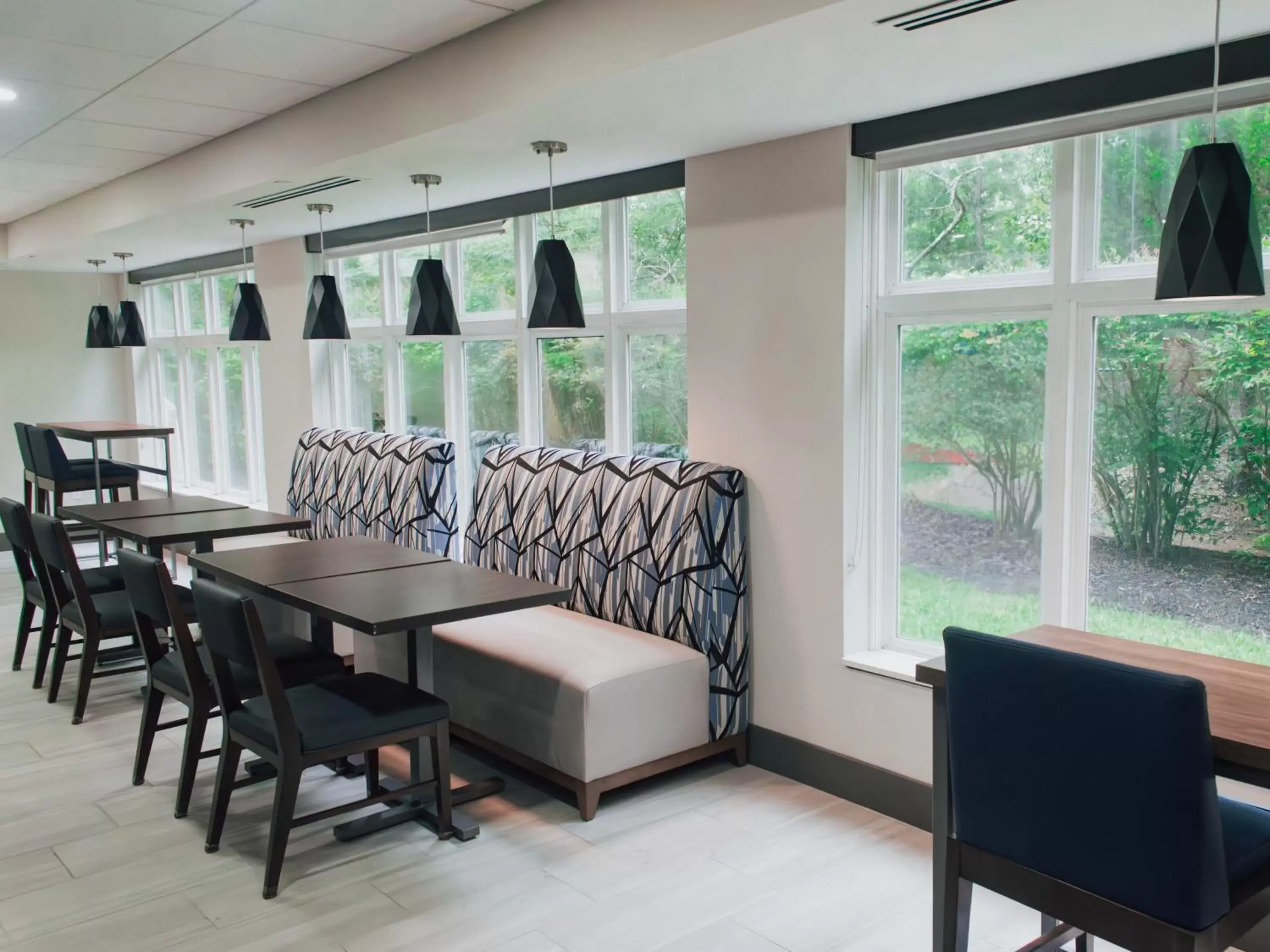 Dining area, Restaurant/Places to Eat in Holiday Inn Express Hotel & Suites Vineland Millville, an IHG Hotel