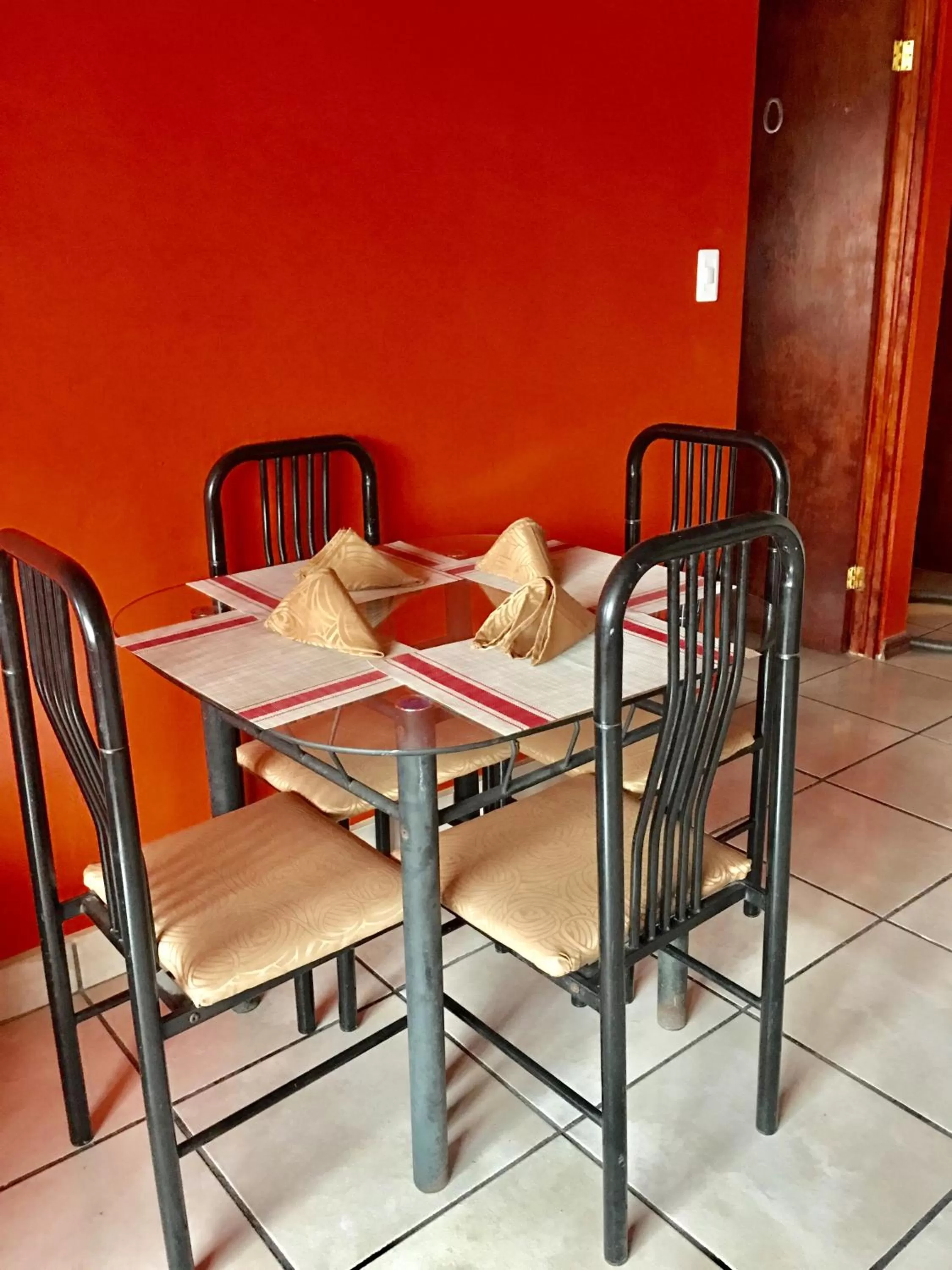 Communal lounge/ TV room in Hotel Your House