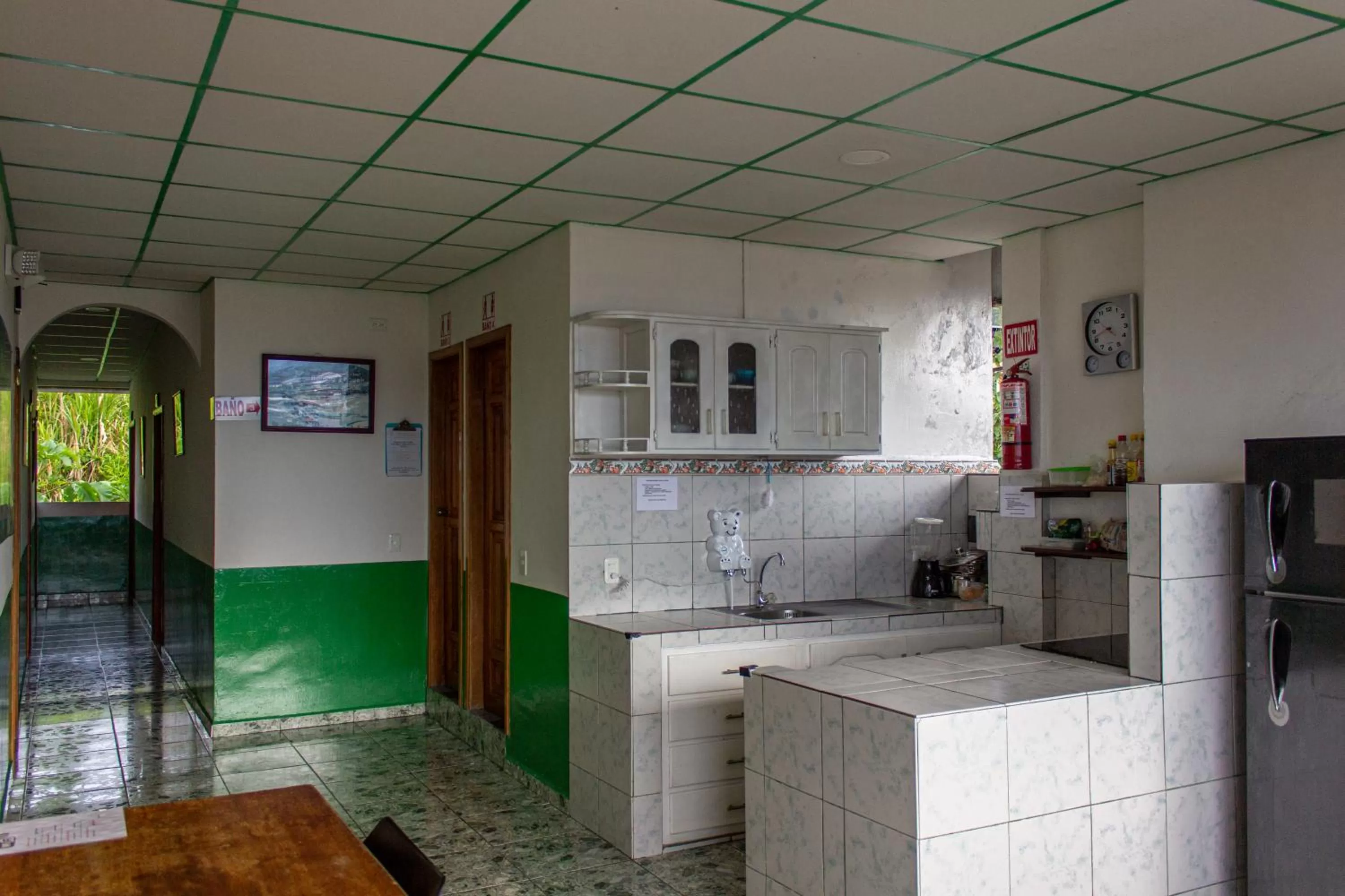 Communal kitchen in Hostal Limoncocha