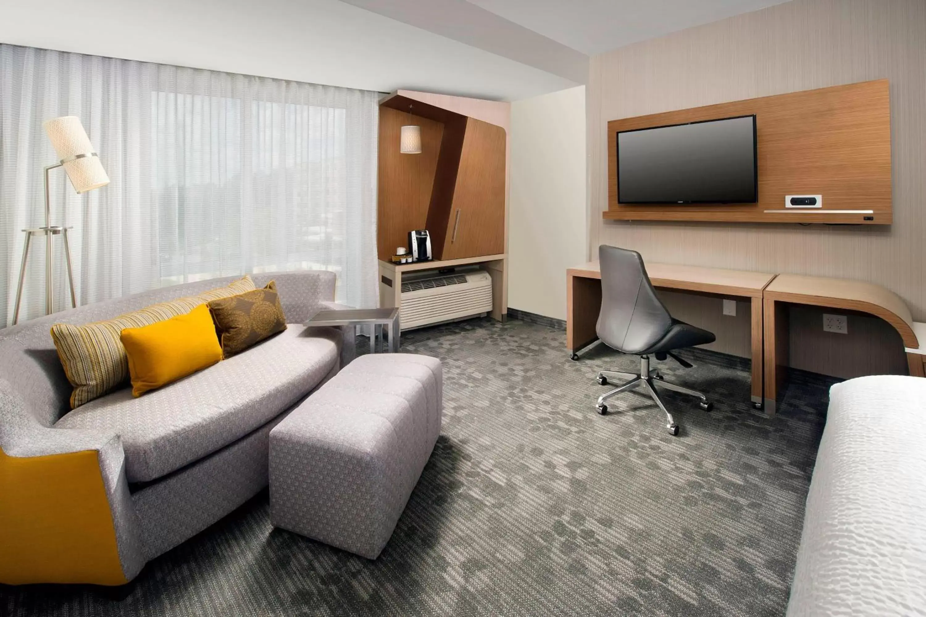 Photo of the whole room, TV/Entertainment Center in Courtyard by Marriott Atlanta NE/Duluth Sugarloaf