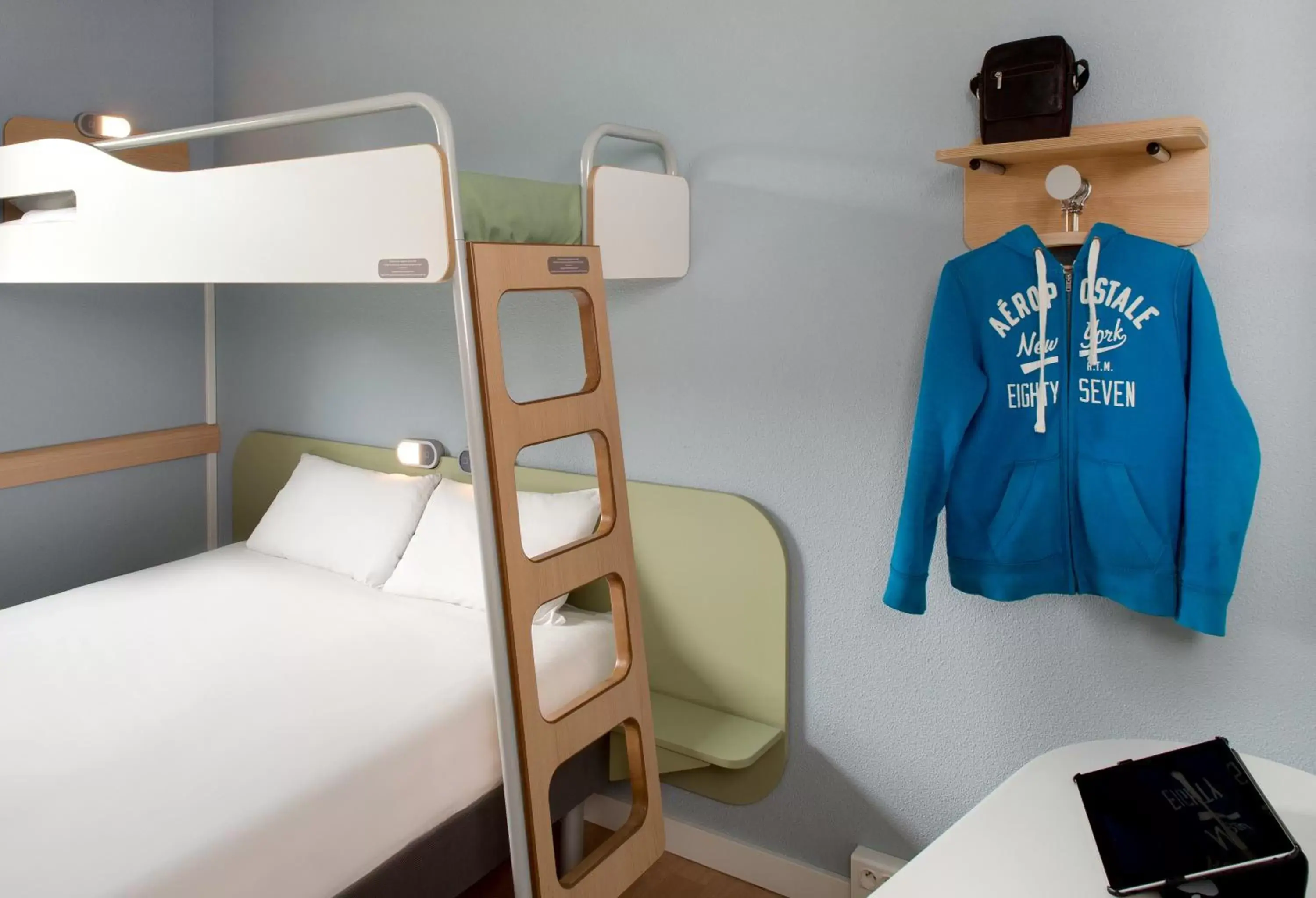 Shower, Bunk Bed in ibis budget Montceau les Mines