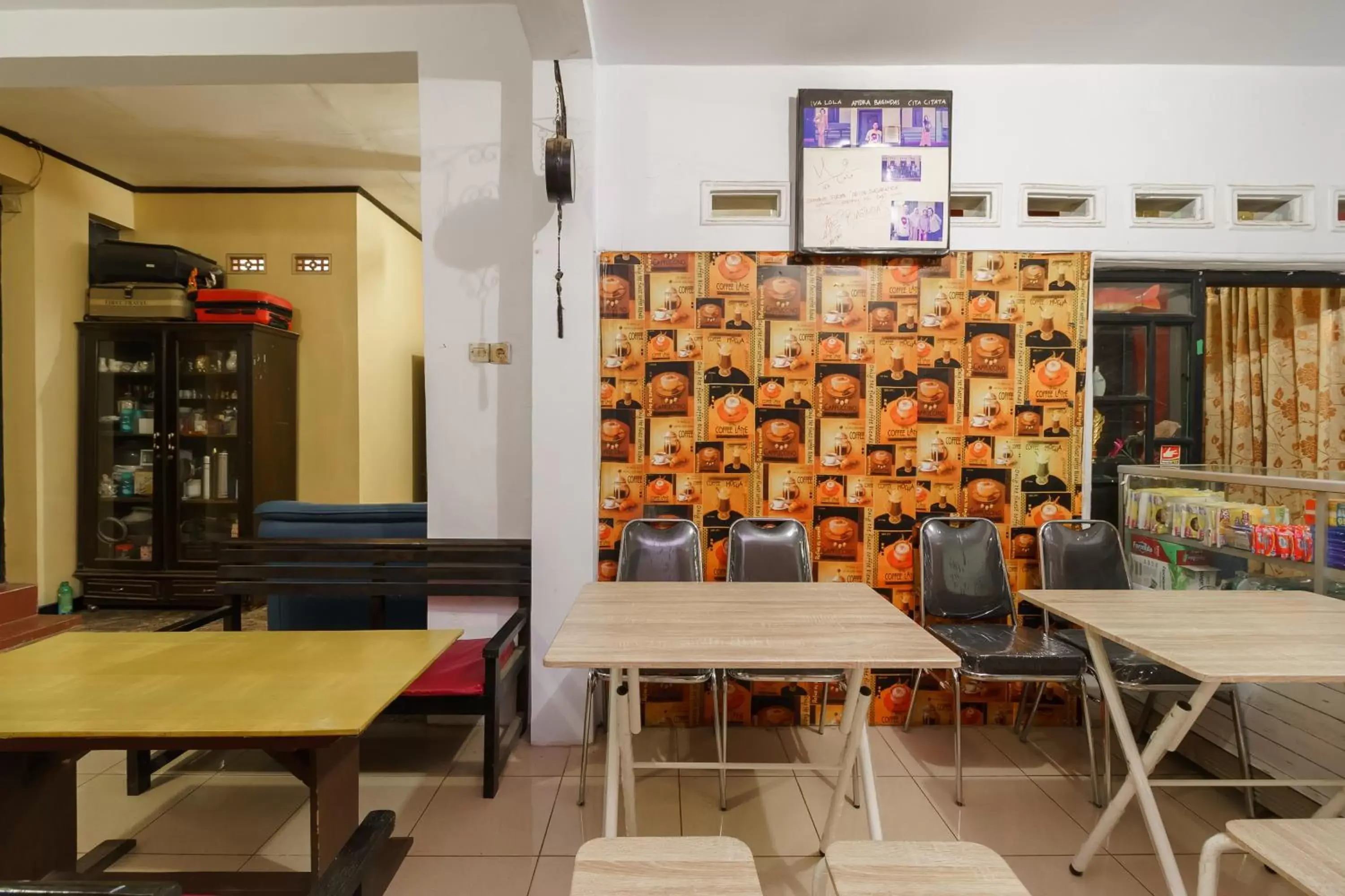 Restaurant/places to eat in RedDoorz Syariah near Ciledug Station Restaurant/places to eat in RedDoorz Syariah near Ciledug Station