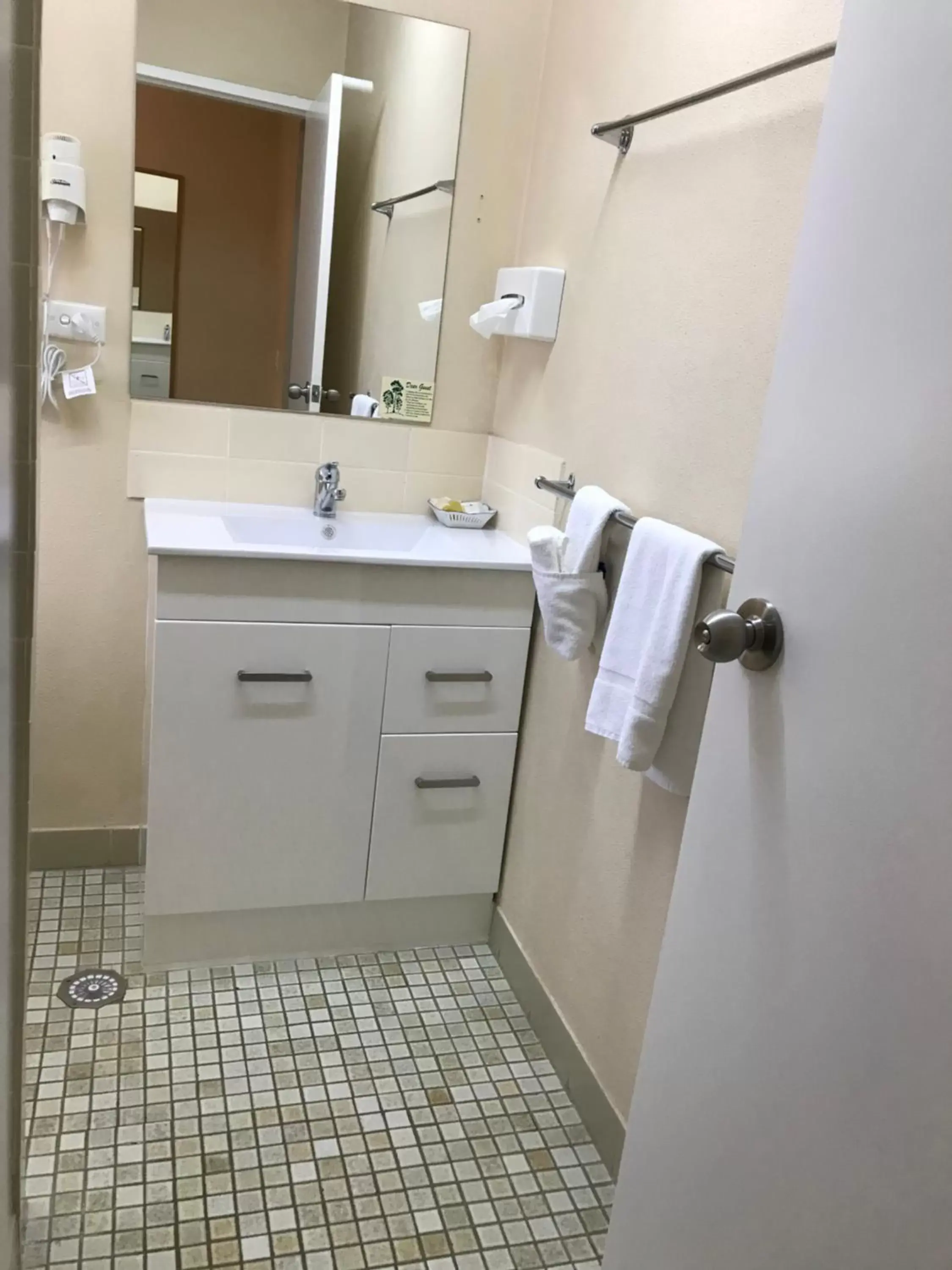 Shower, Bathroom in Hideaway Motor Inn