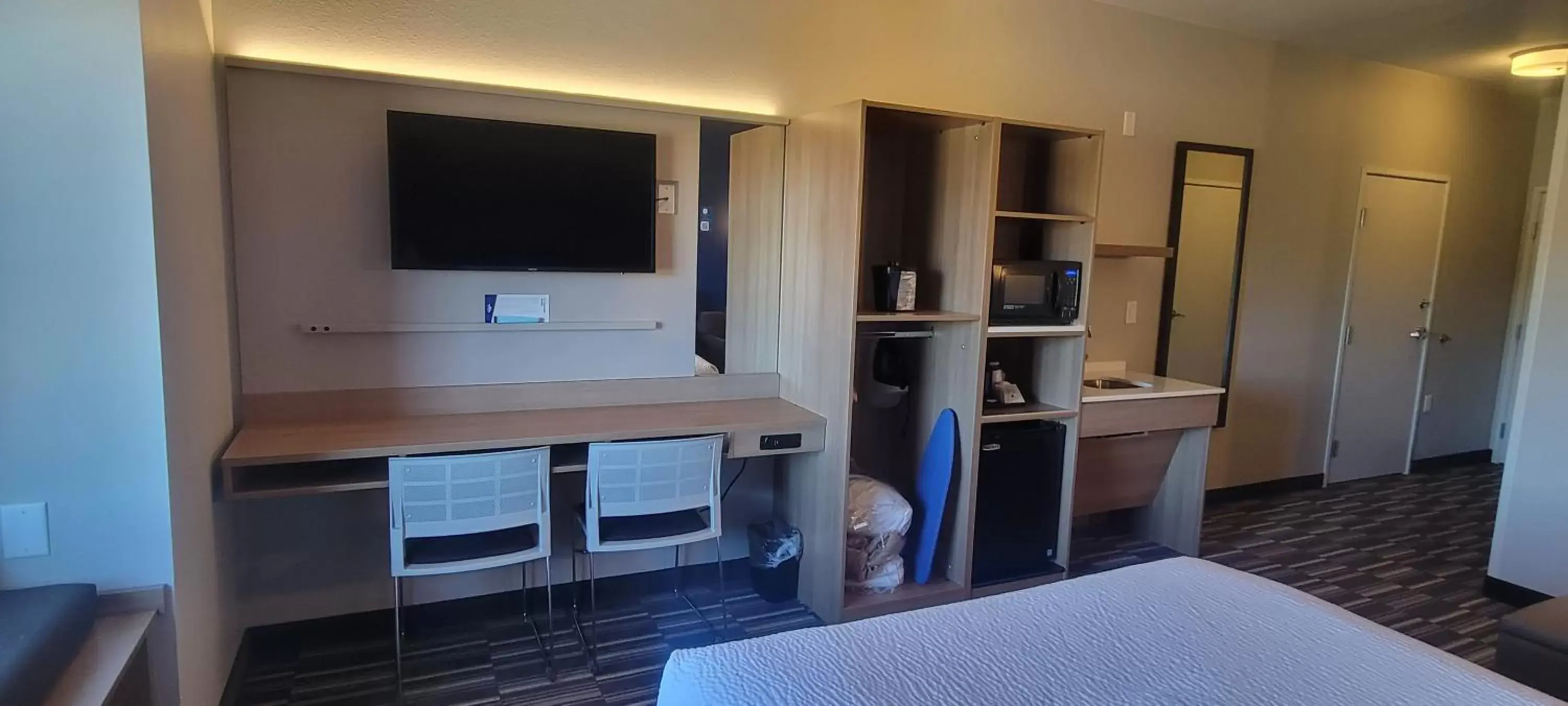 TV and multimedia, TV/Entertainment Center in Microtel Inn & Suites by Wyndham Fountain North