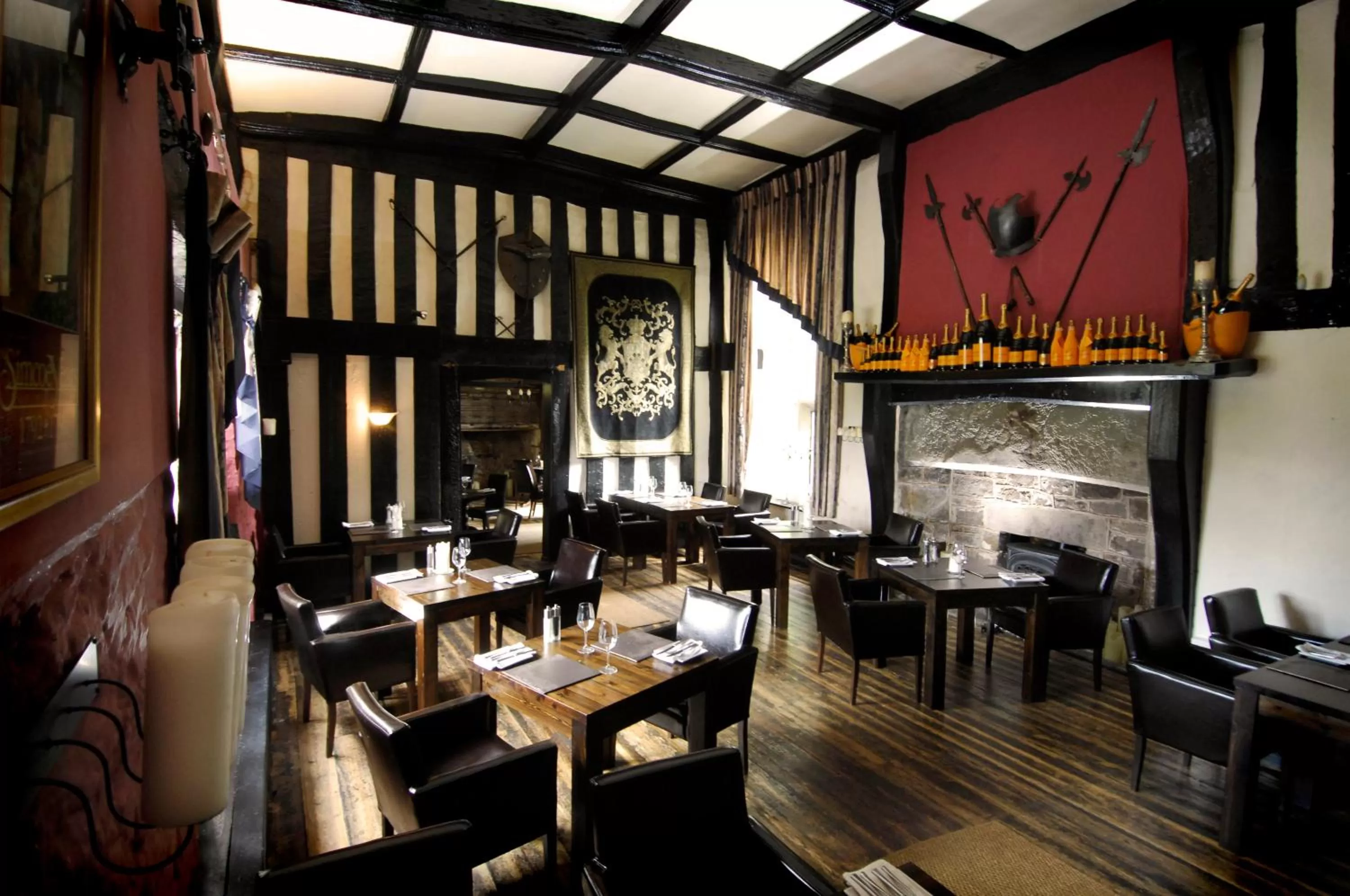 Restaurant/places to eat in Old Court Hotel & Apartments