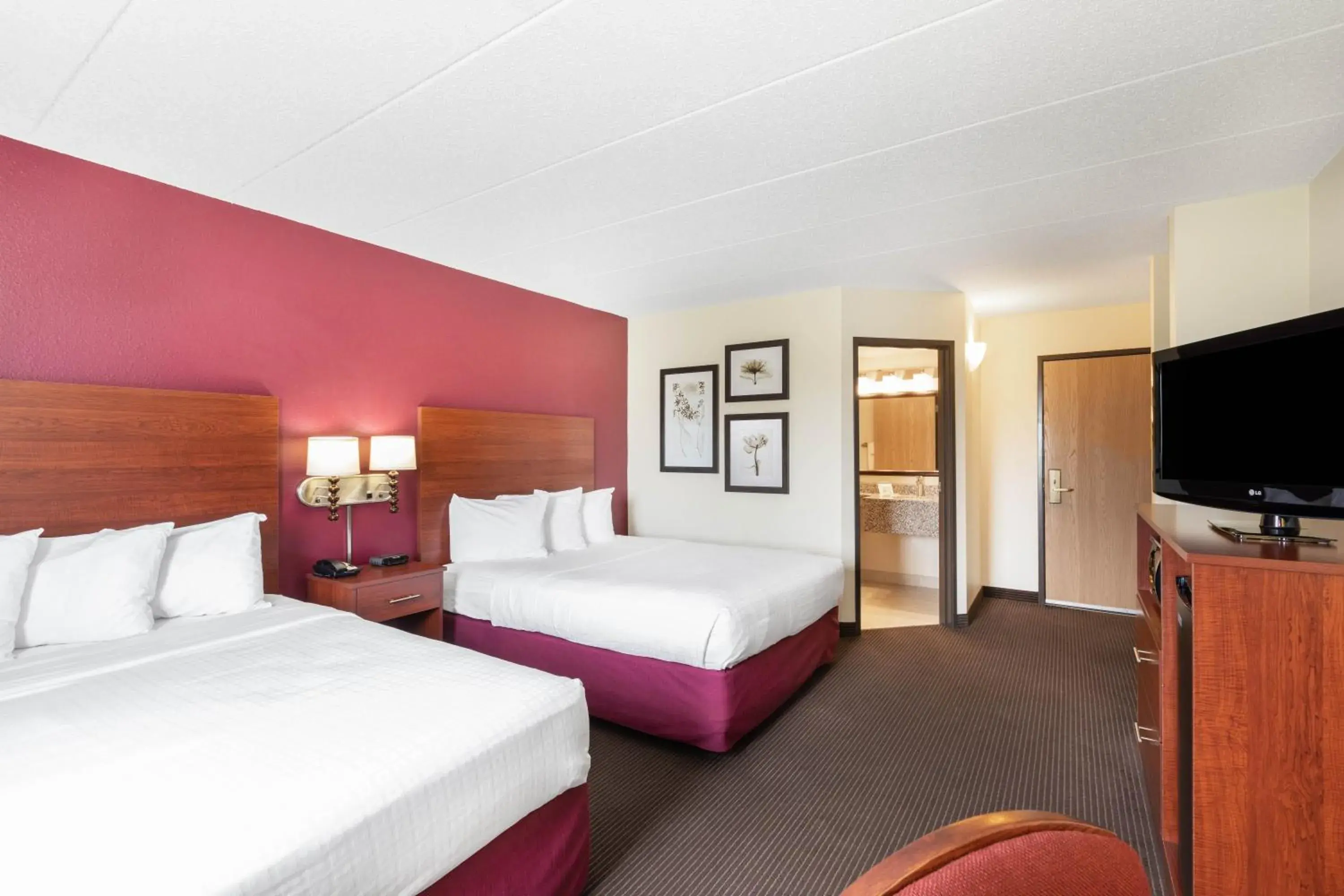 Bedroom, Bed in SureStay Plus Hotel by Best Western Litchfield